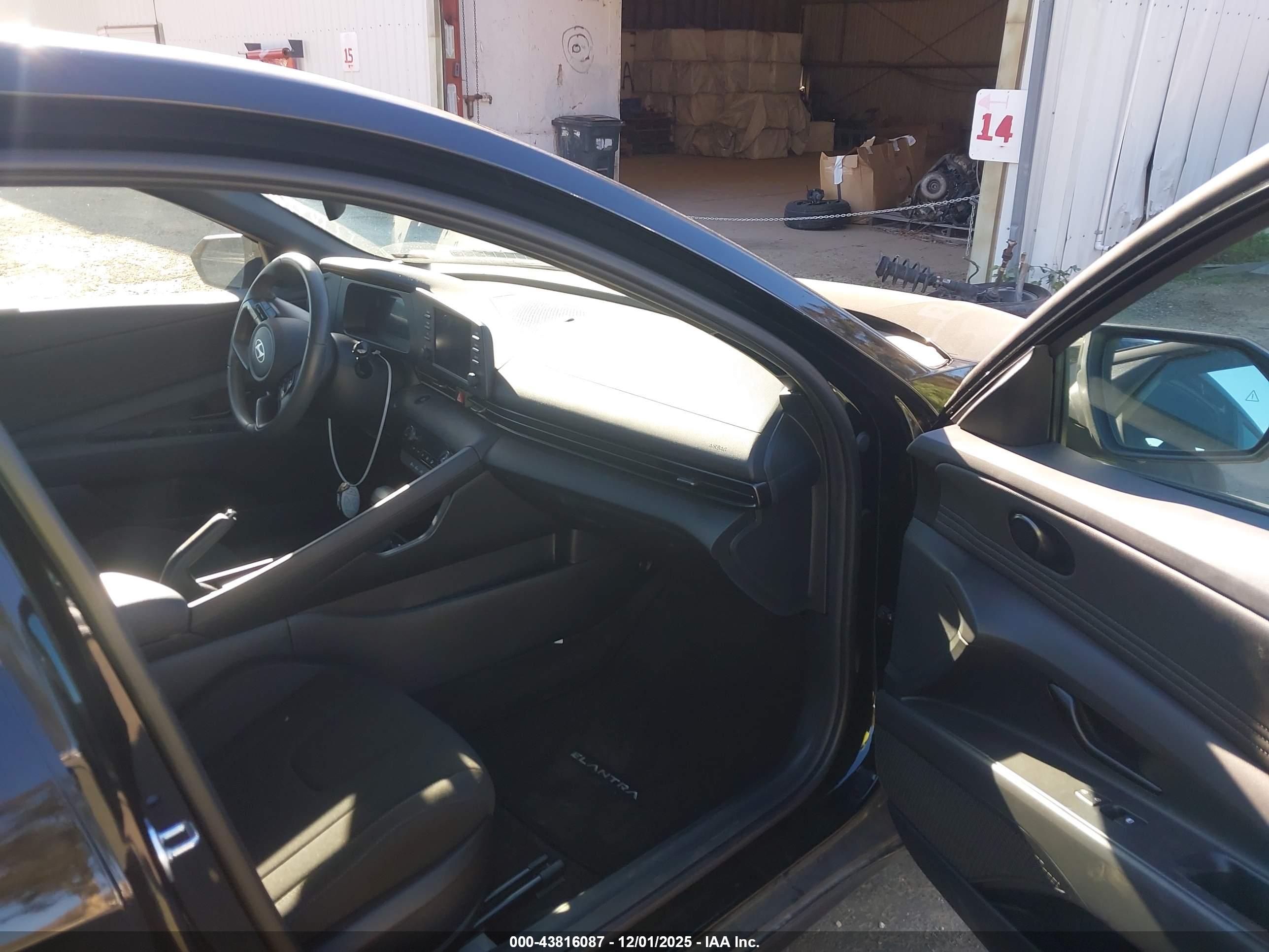 HYUNDAI ELANTRA image 5