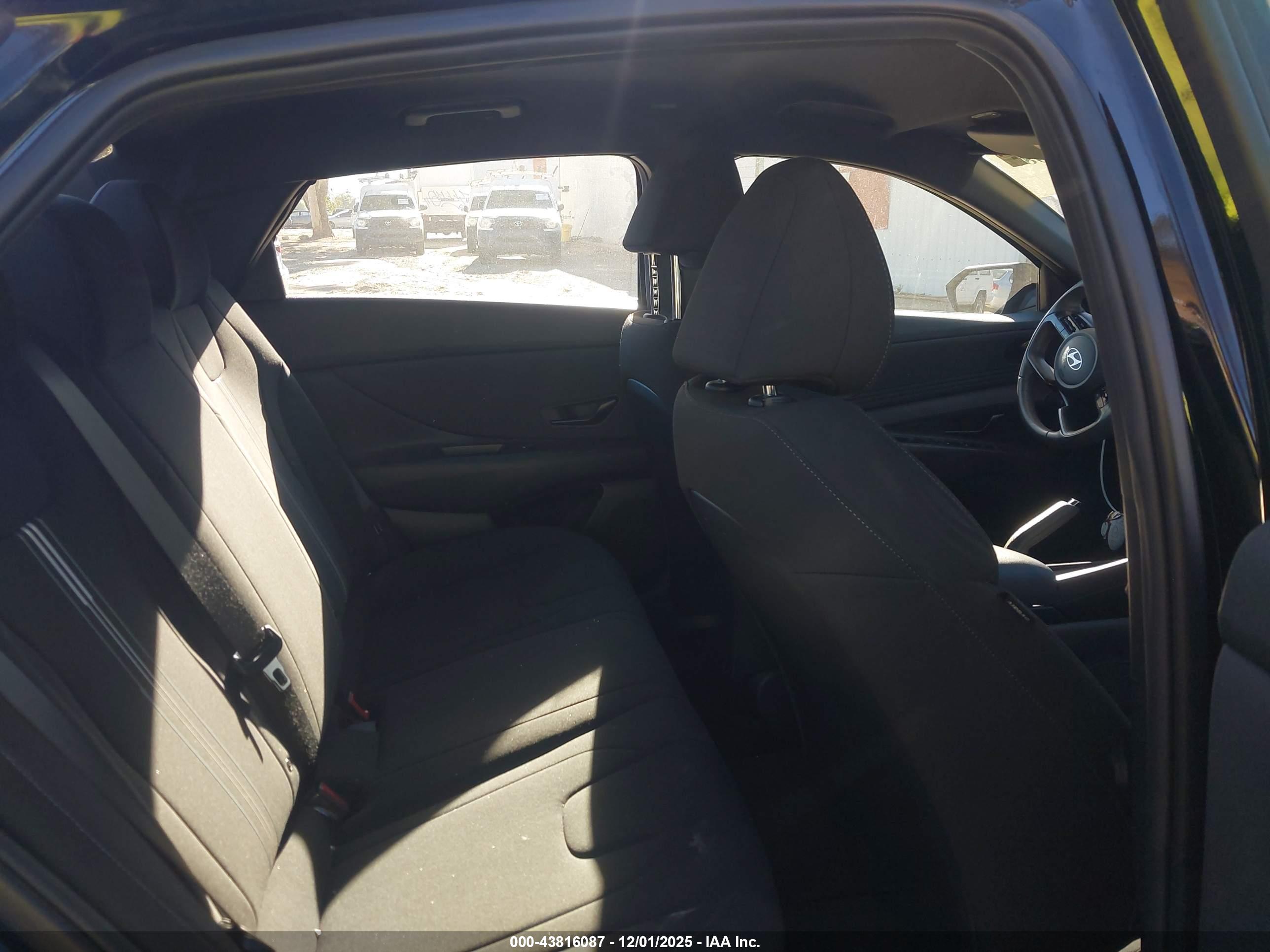 HYUNDAI ELANTRA image 8