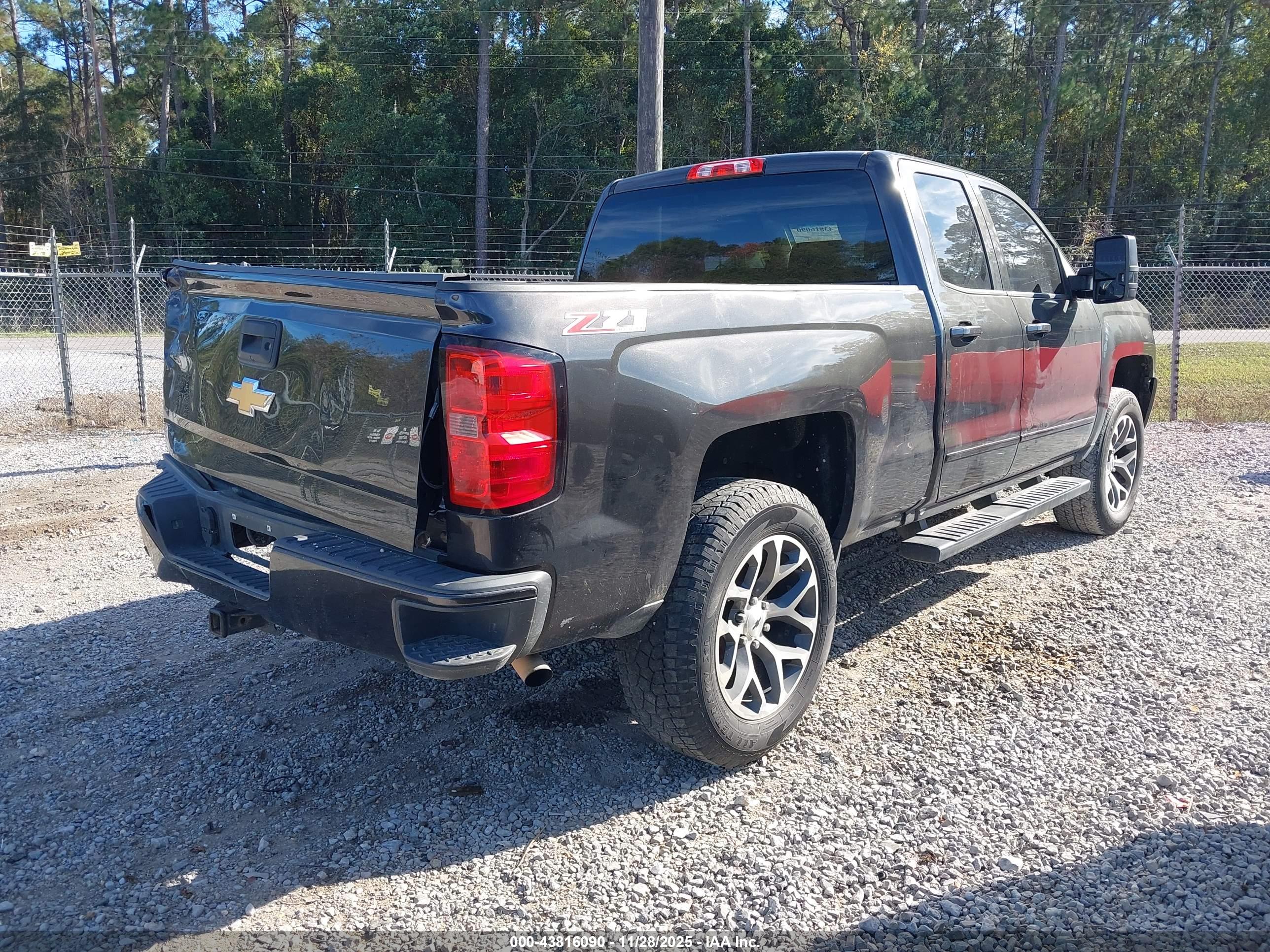 CHEVROLET SILVERADO image 4