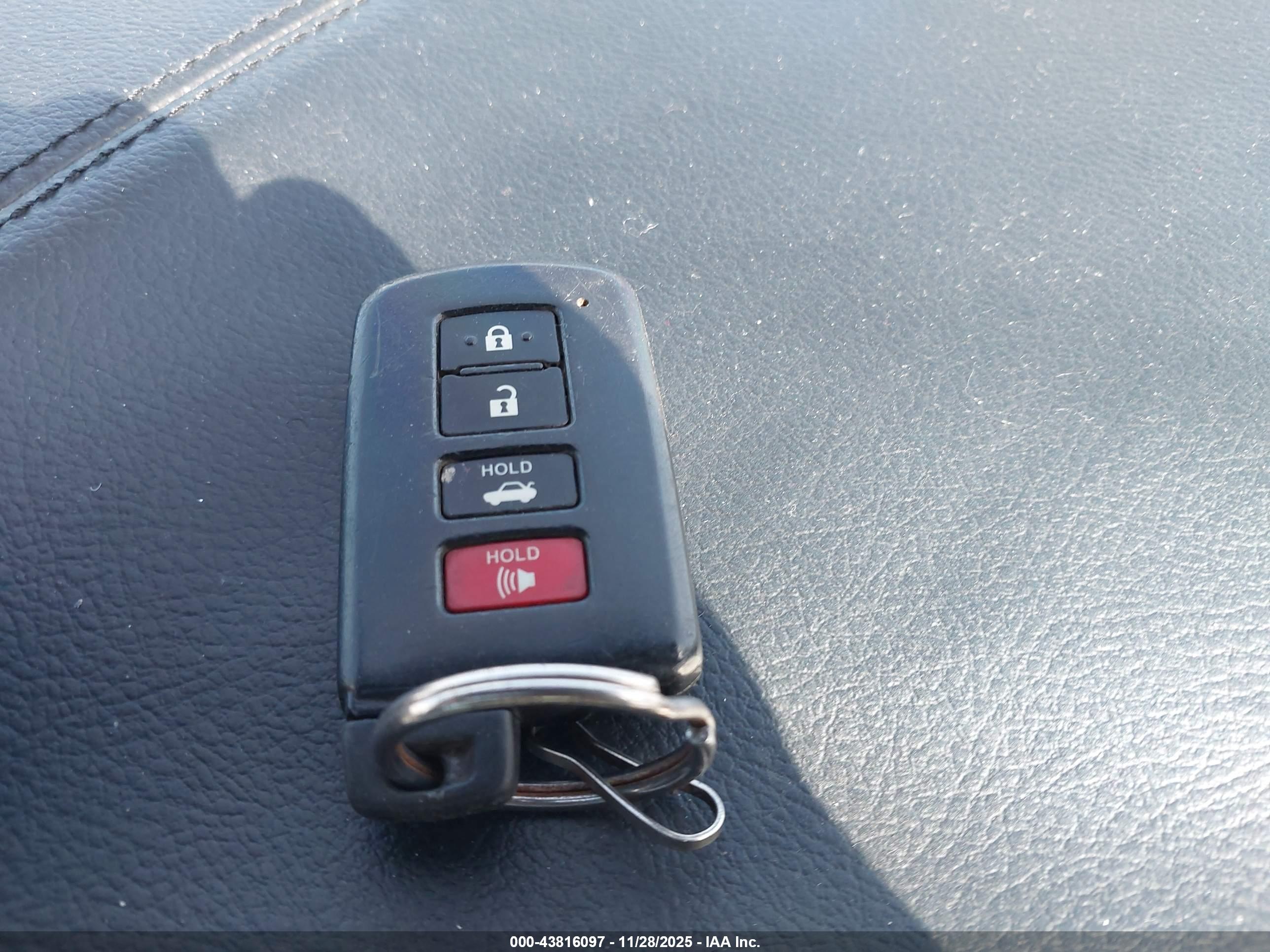 TOYOTA AVALON image 11