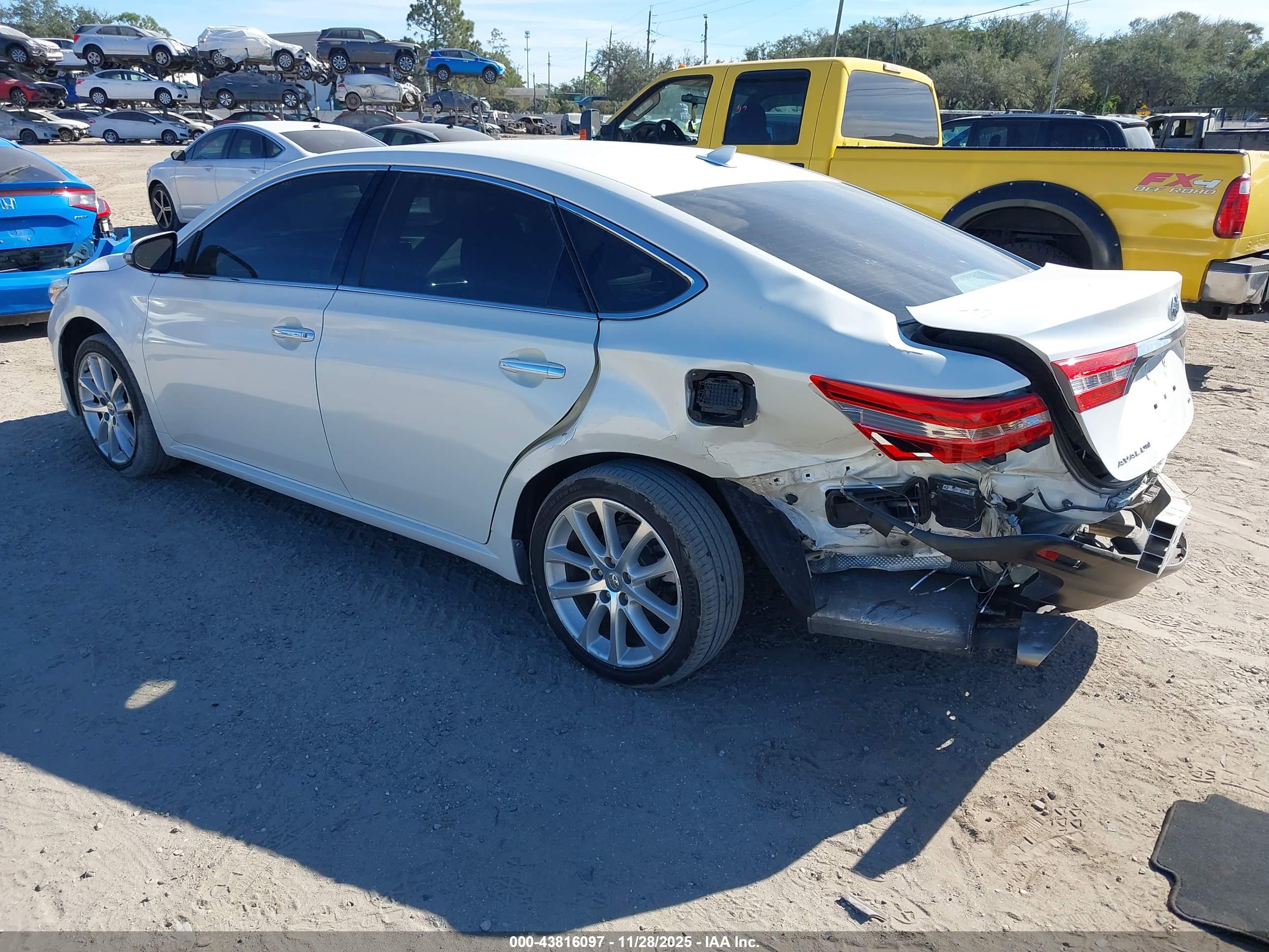 TOYOTA AVALON image 3