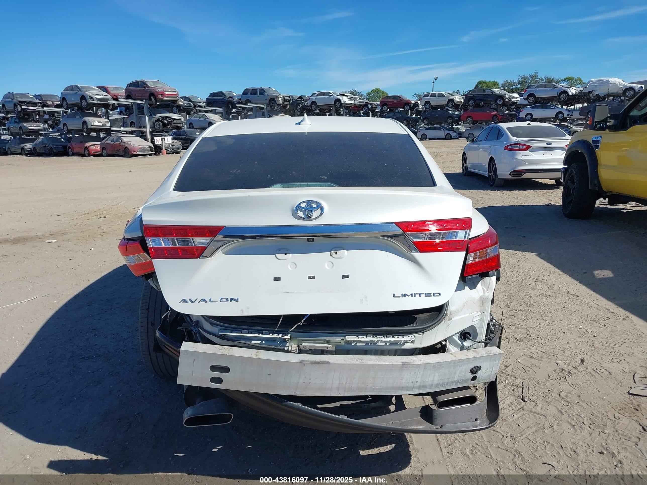 TOYOTA AVALON image 6