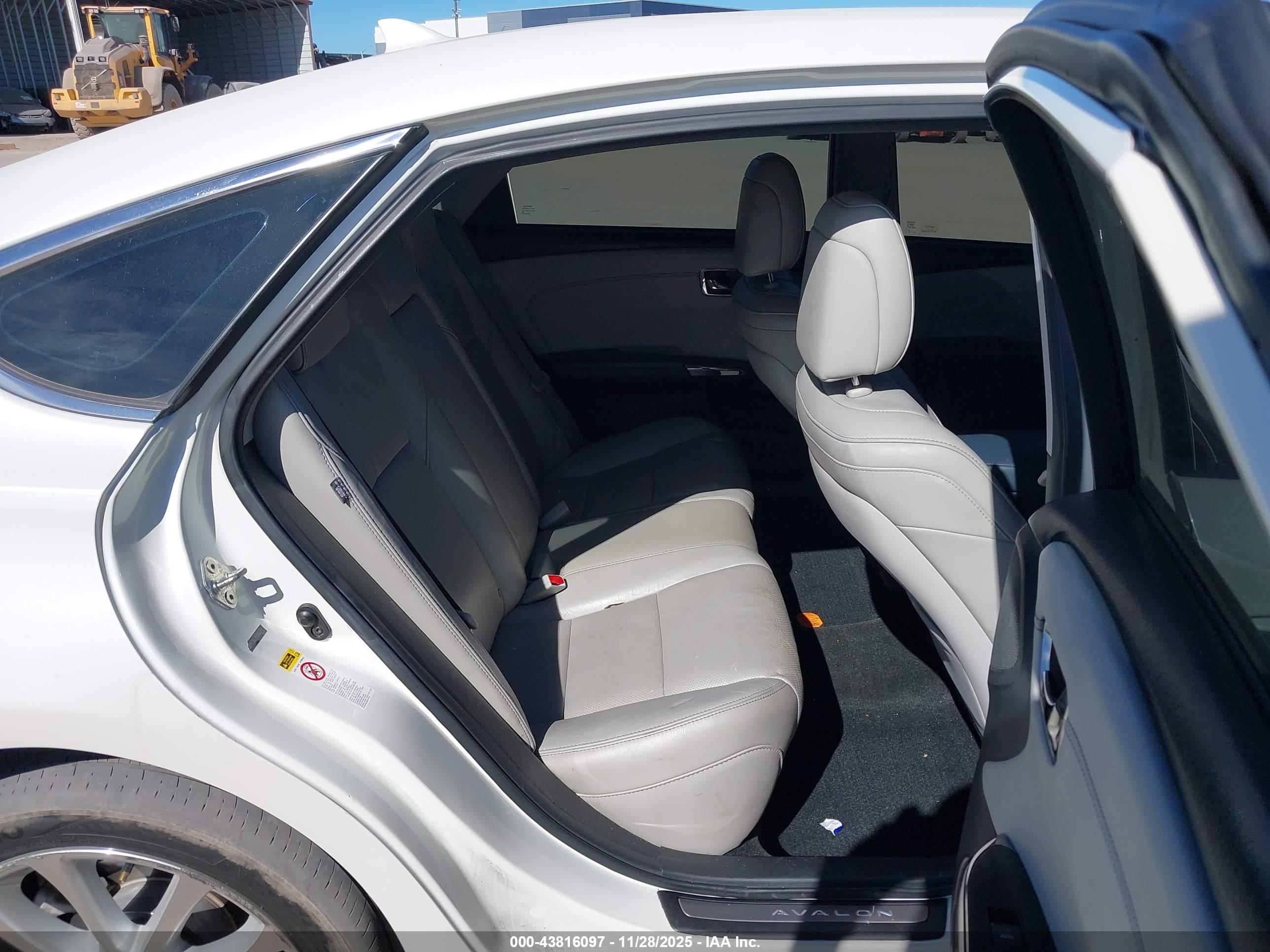 TOYOTA AVALON image 8