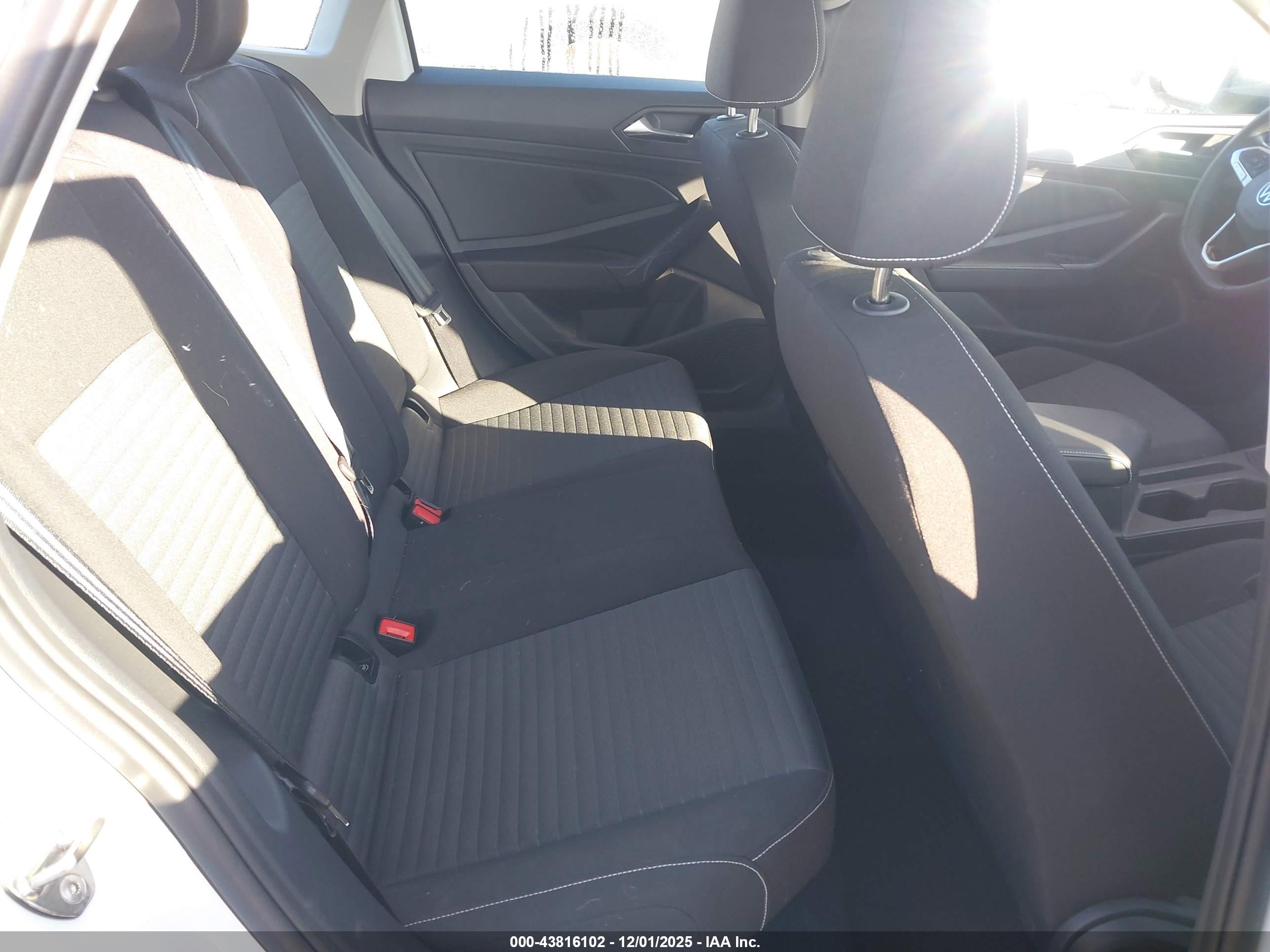 VOLKSWAGEN JETTA image 8