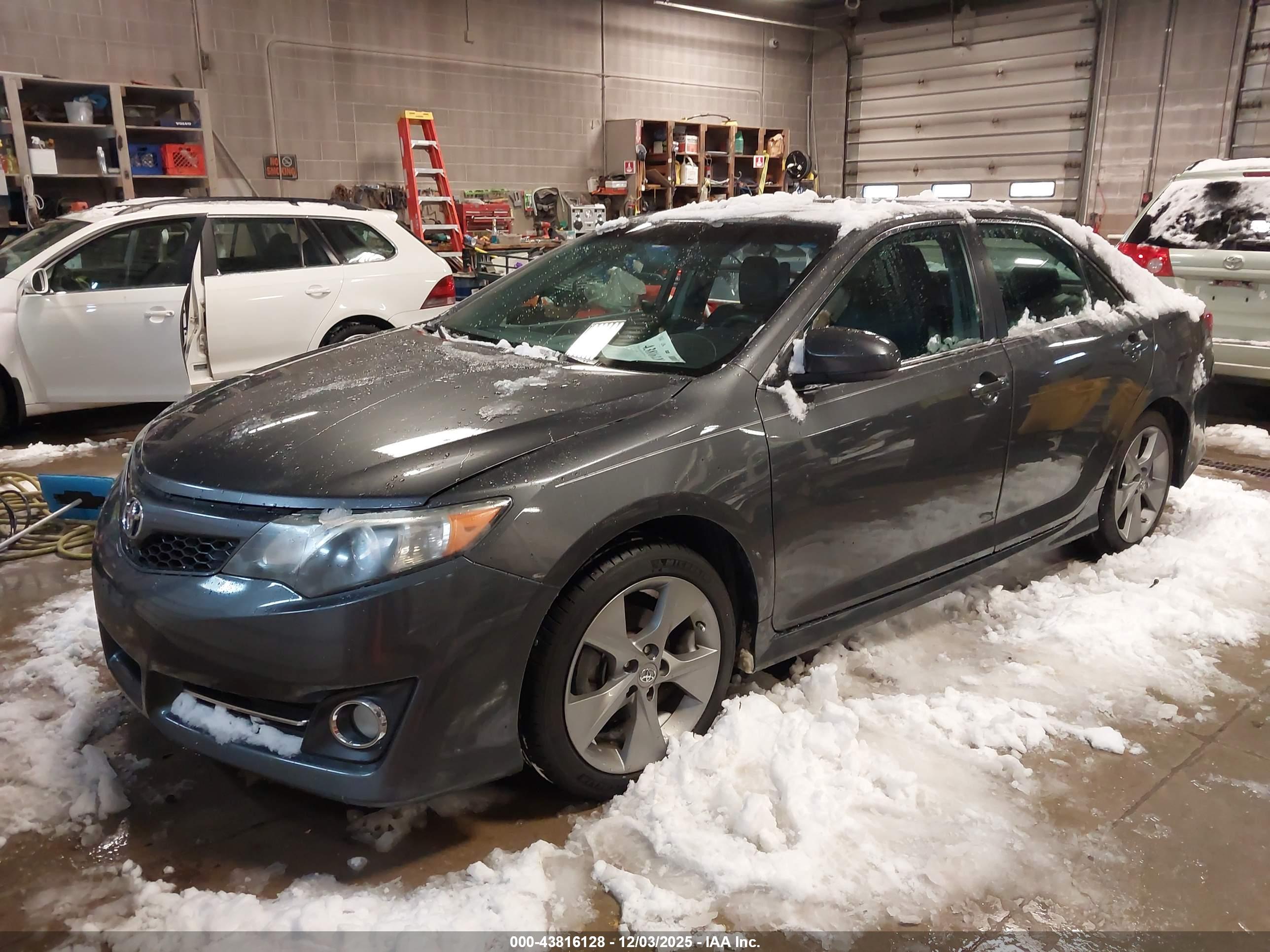 TOYOTA CAMRY image 2
