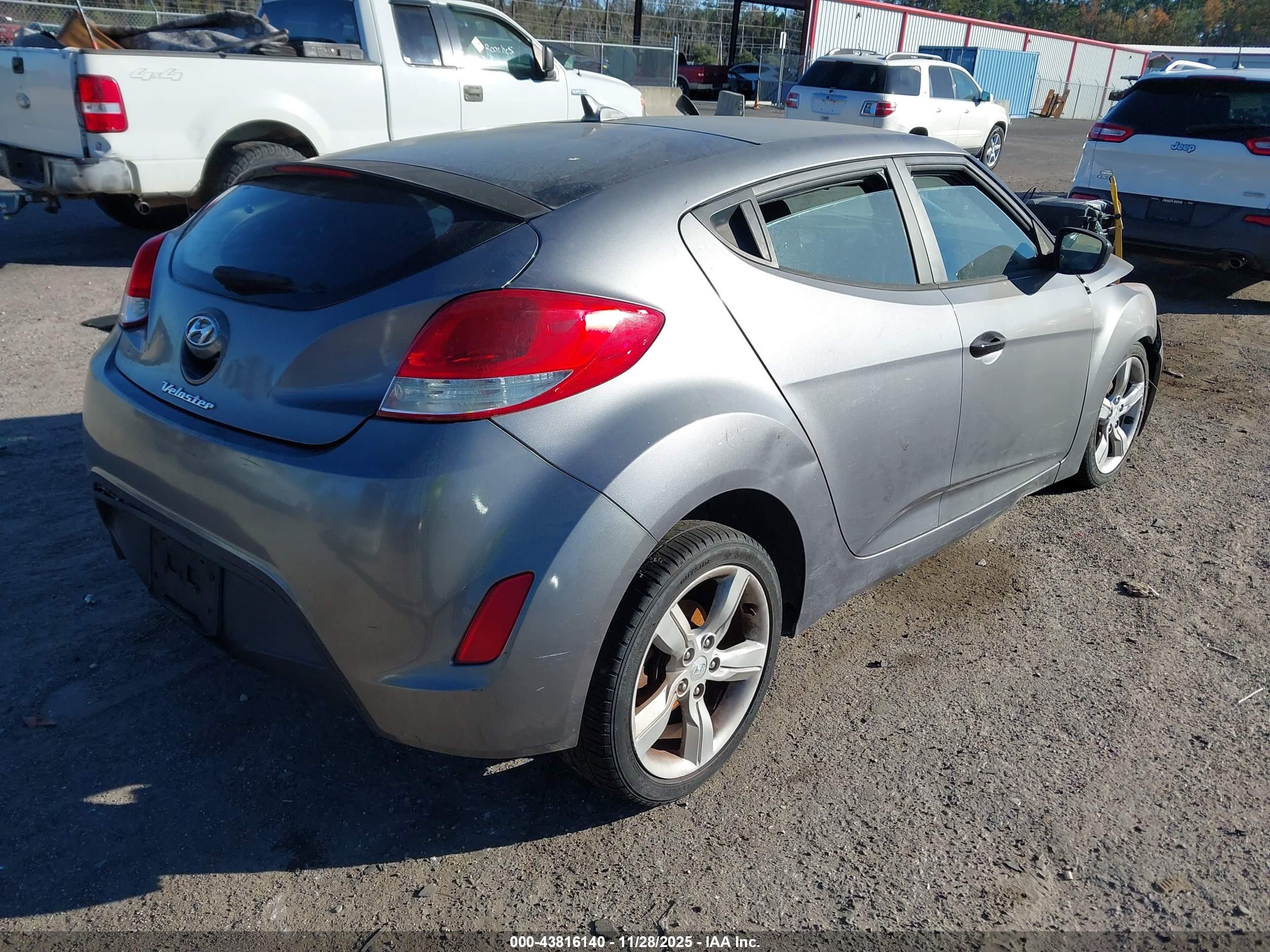 HYUNDAI VELOSTER image 4