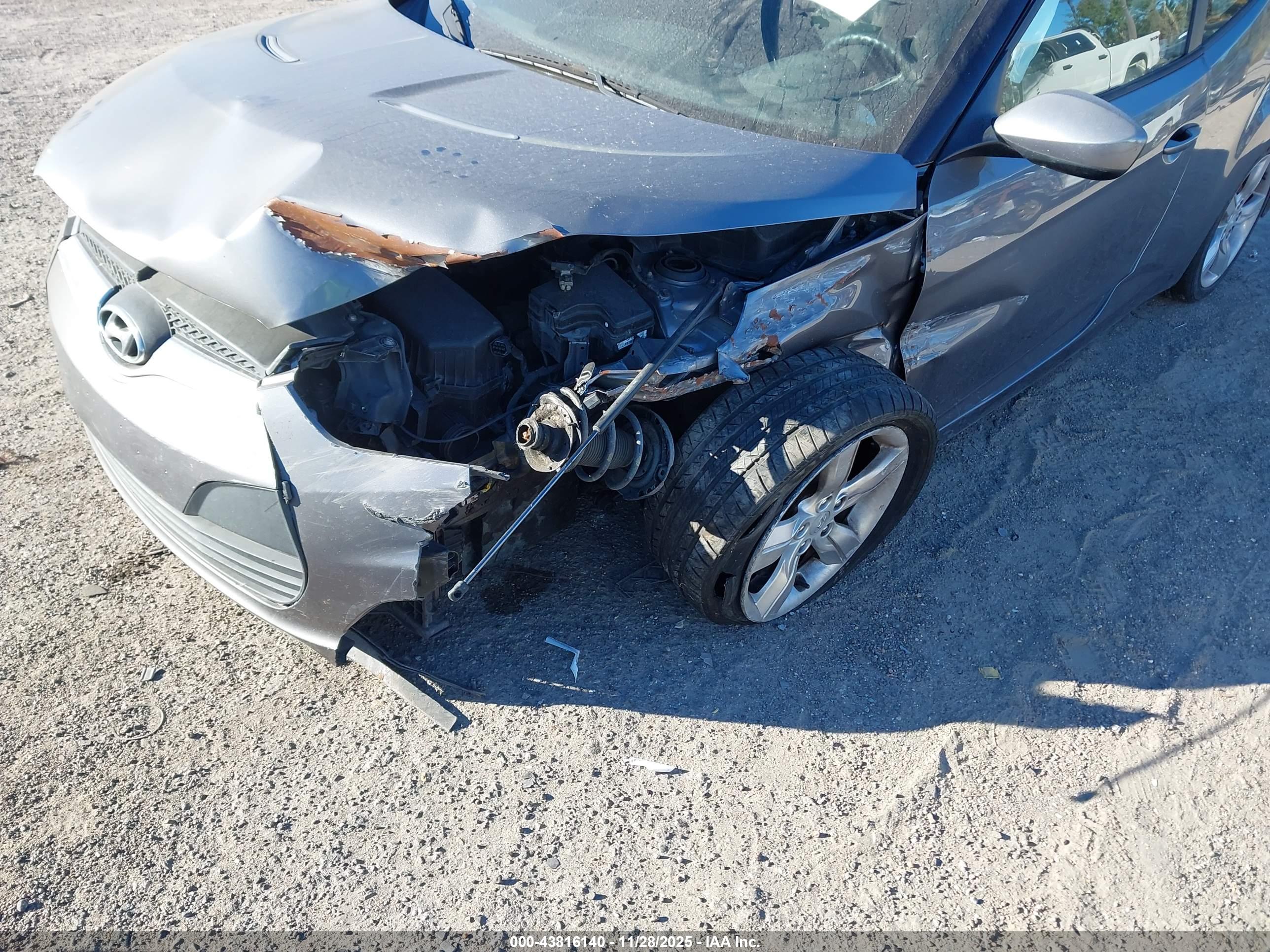 HYUNDAI VELOSTER image 6