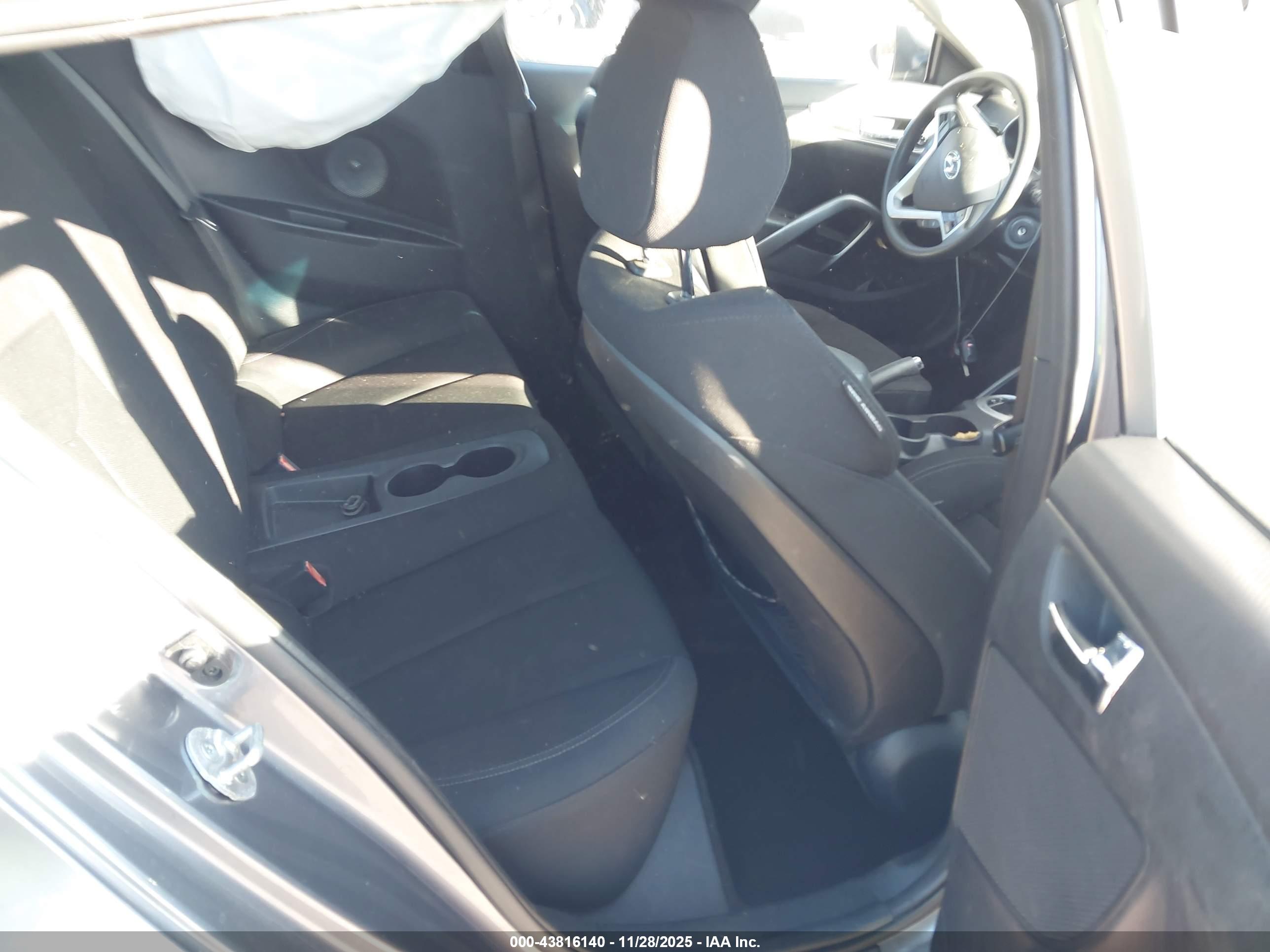 HYUNDAI VELOSTER image 8
