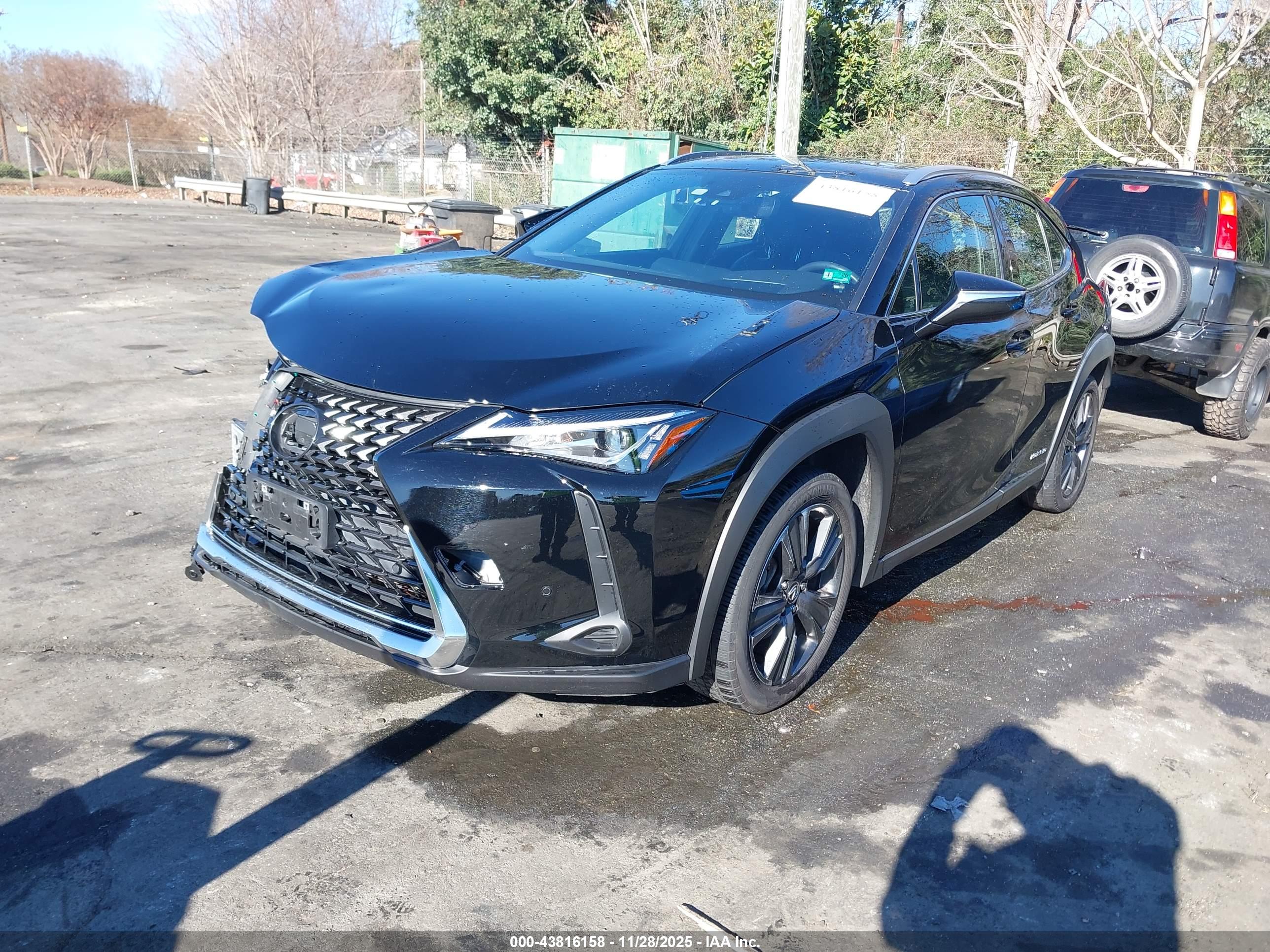 LEXUS UX image 2
