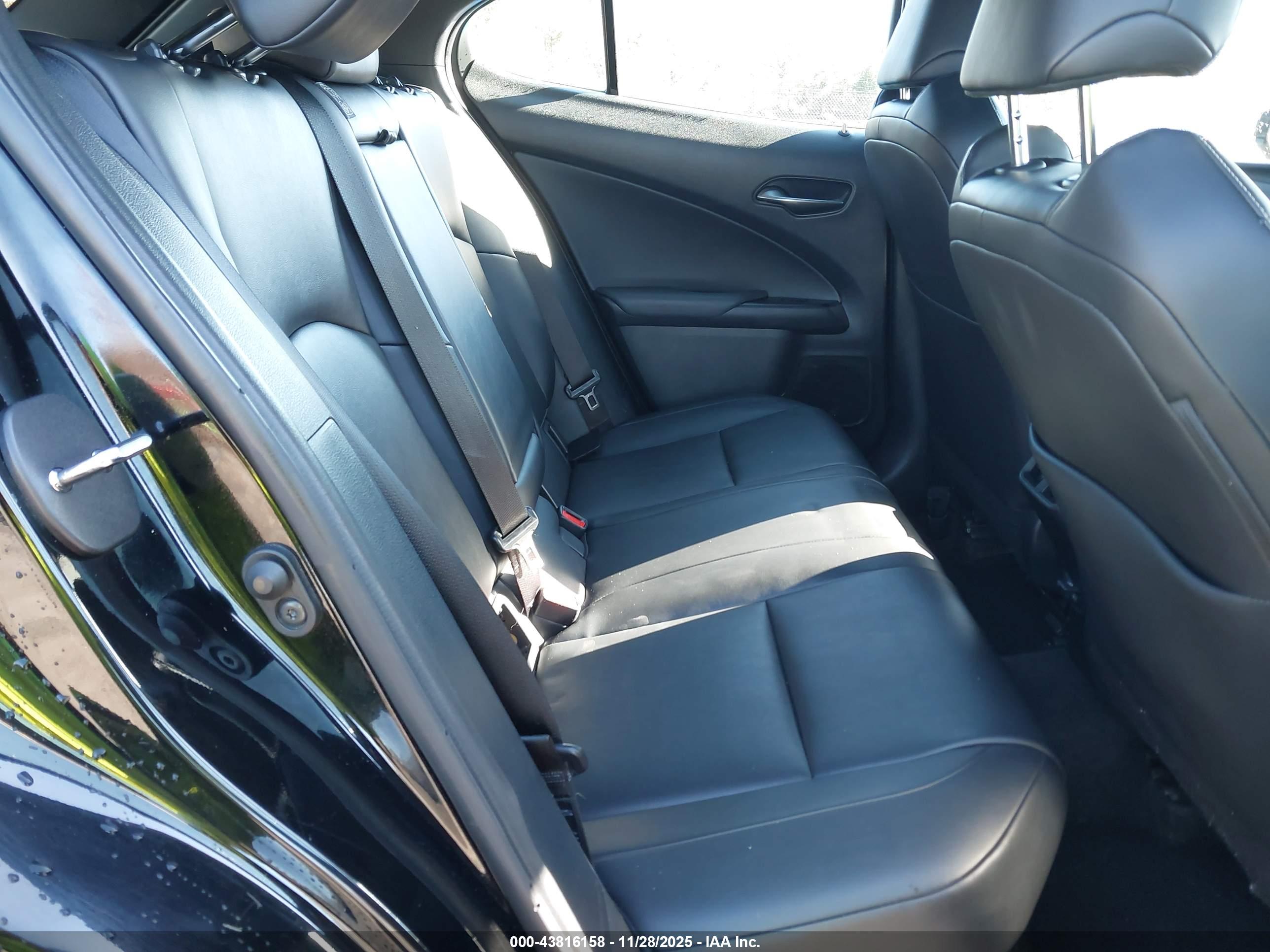 LEXUS UX image 8
