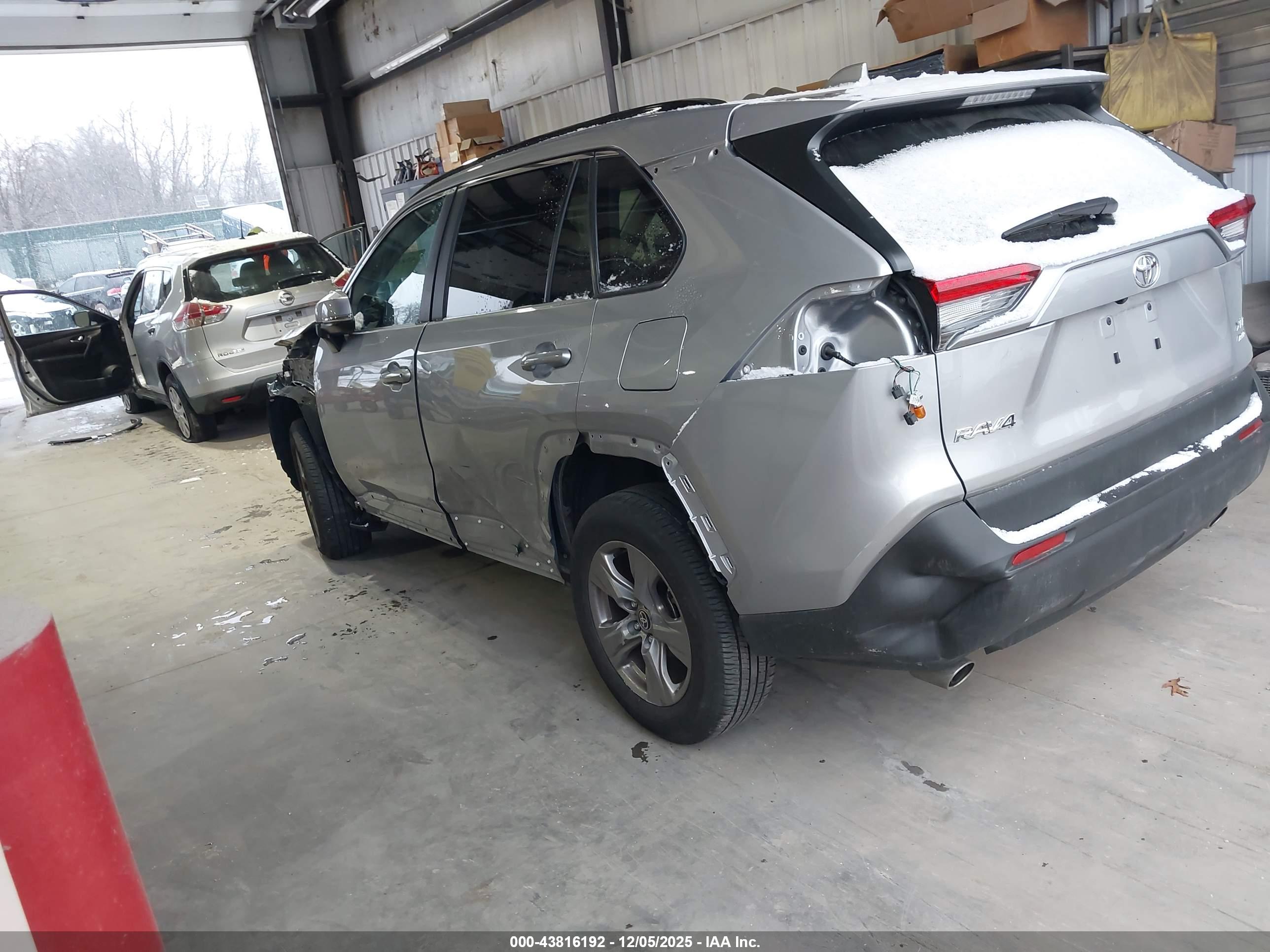 TOYOTA RAV4 image 3