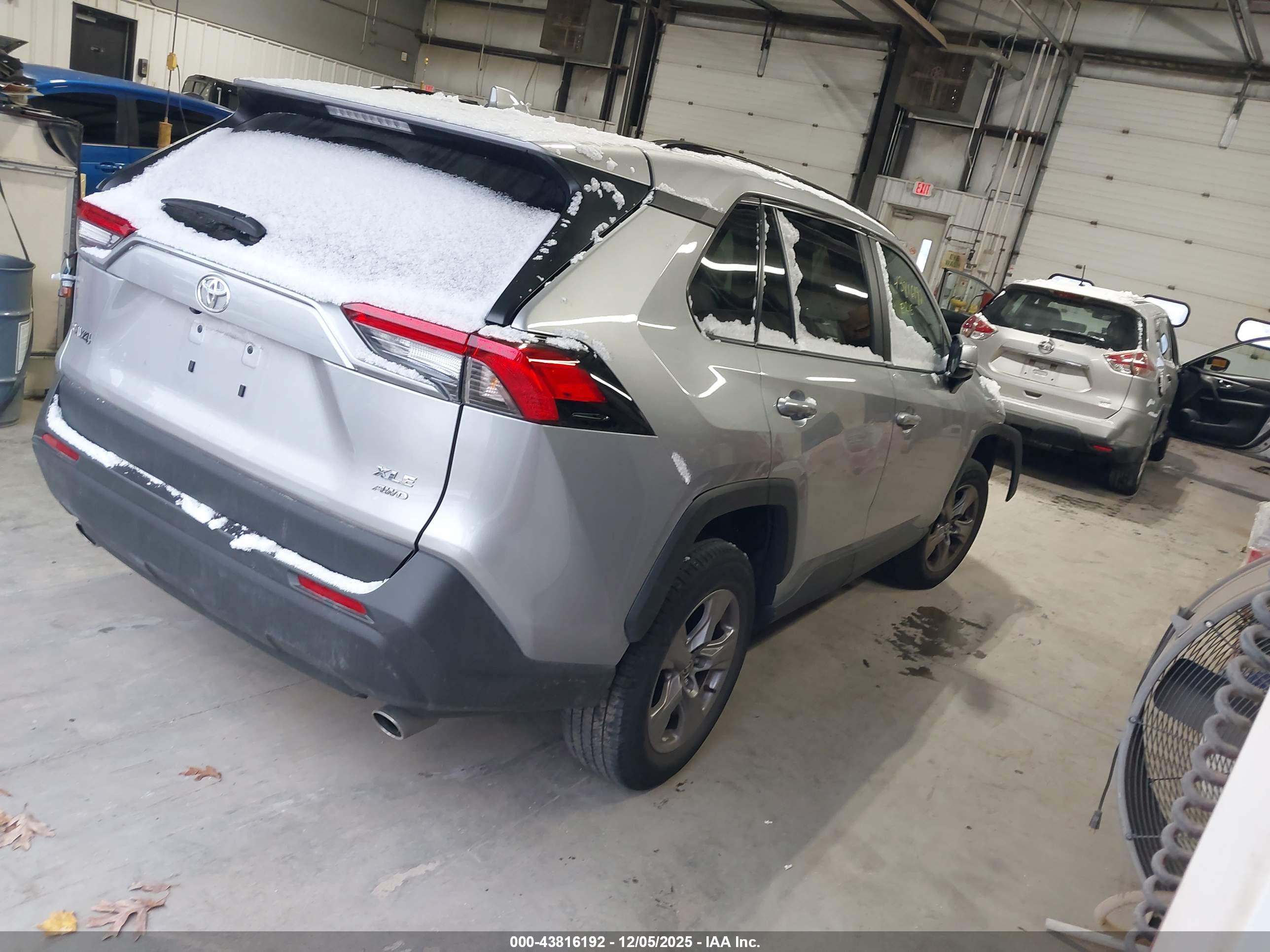 TOYOTA RAV4 image 4