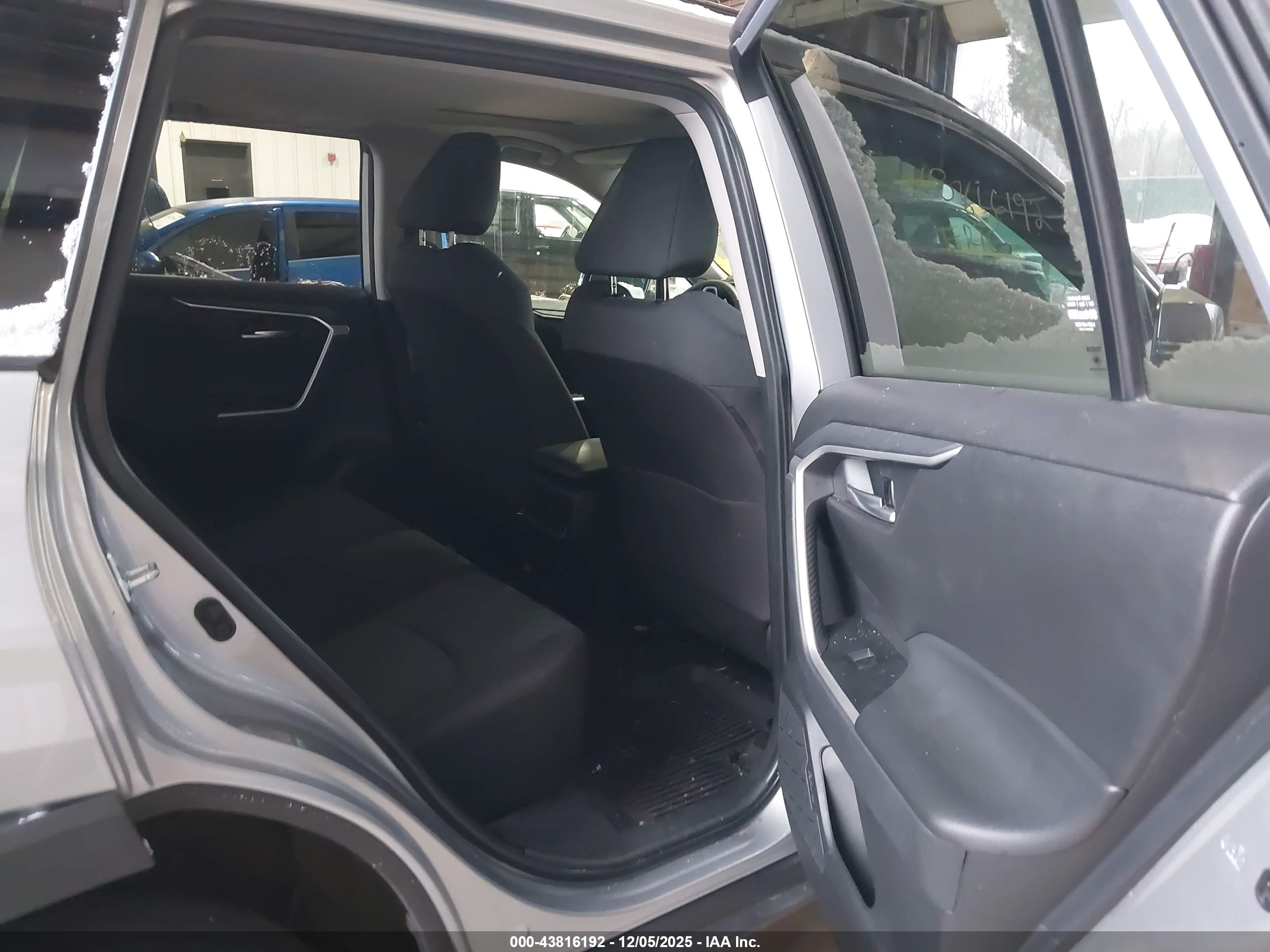 TOYOTA RAV4 image 8