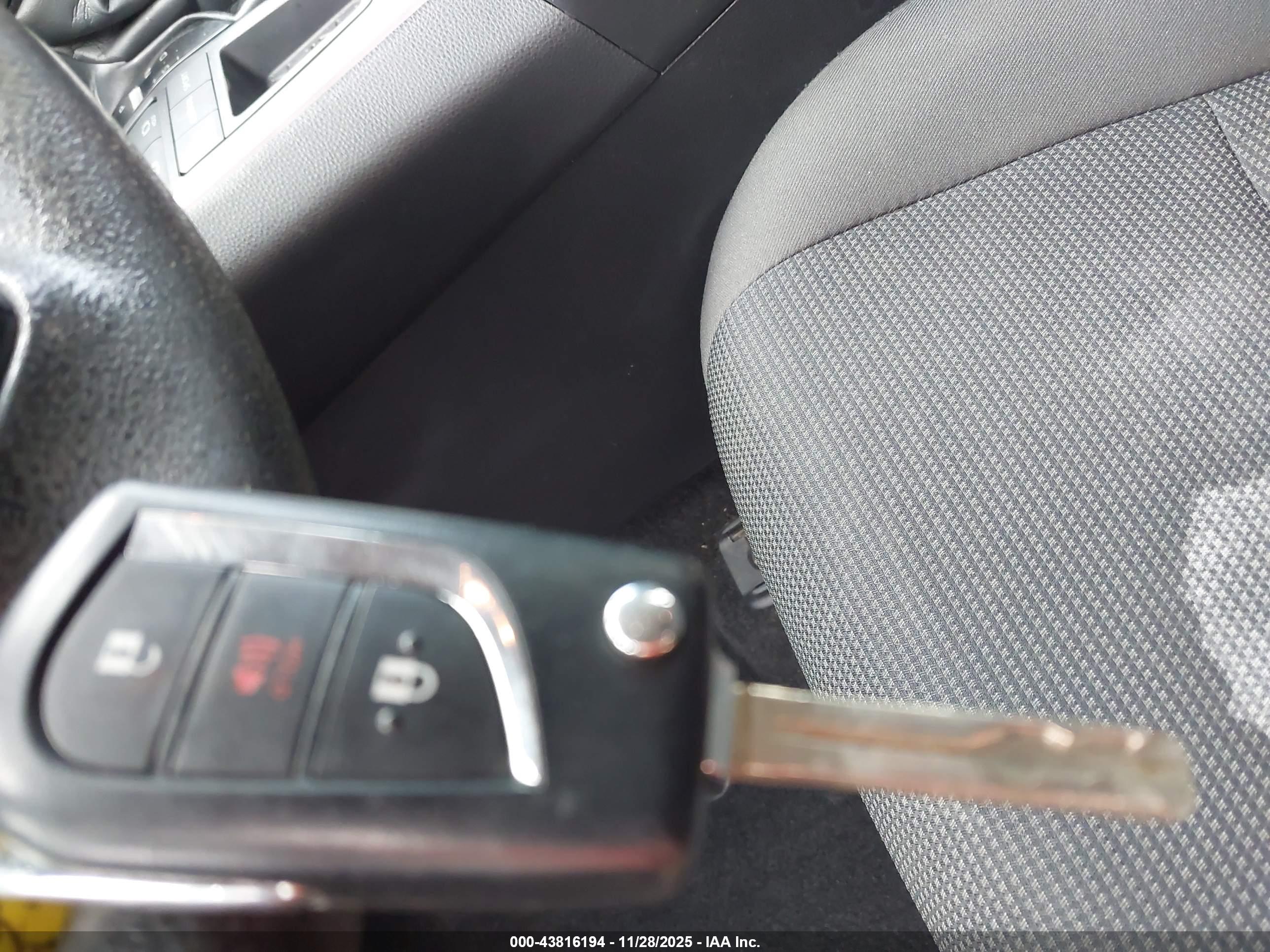 TOYOTA RAV4 image 11