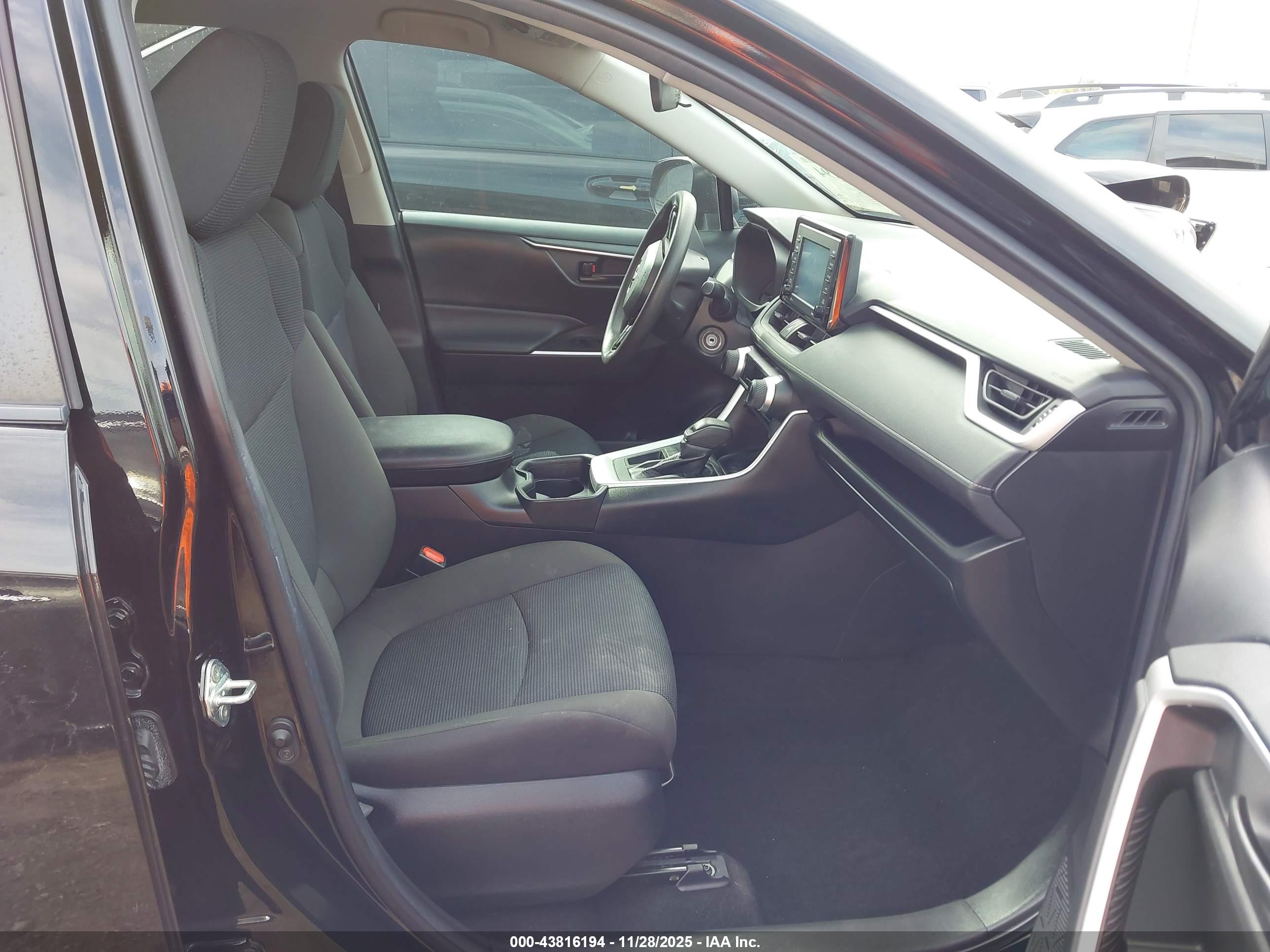 TOYOTA RAV4 image 5