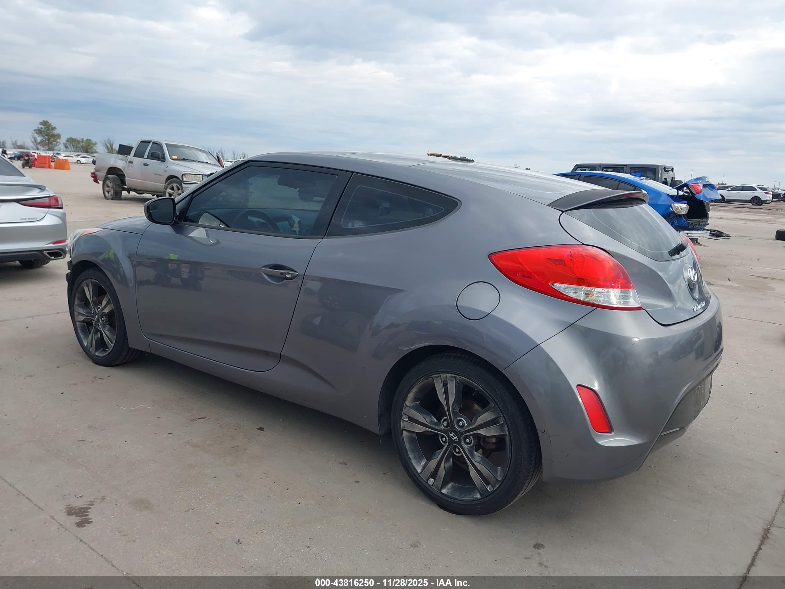 HYUNDAI VELOSTER image 3