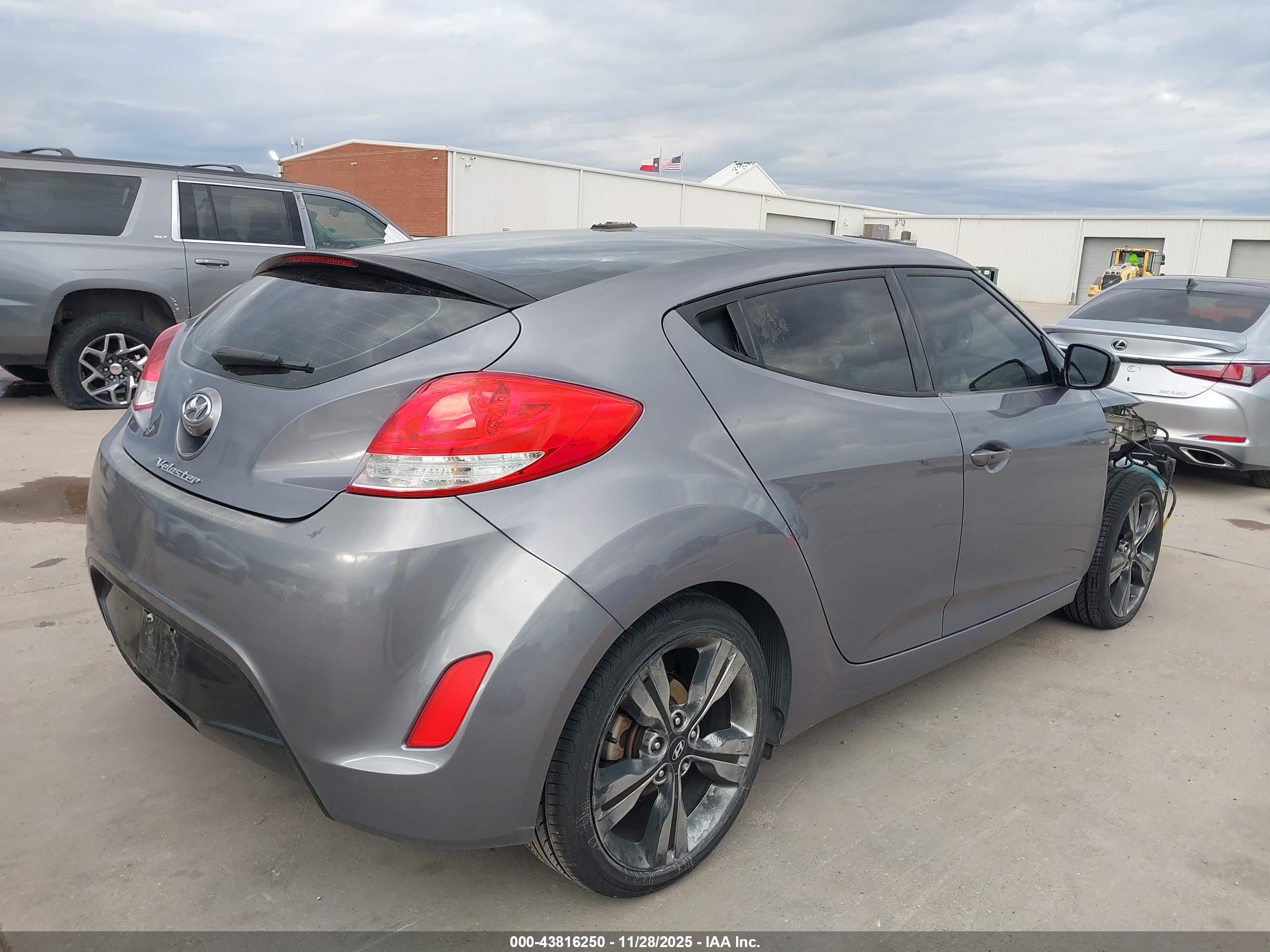 HYUNDAI VELOSTER image 4