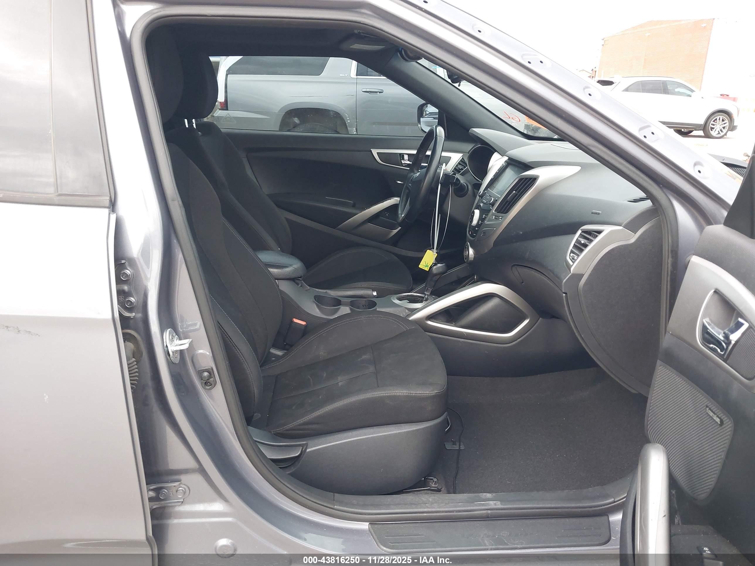 HYUNDAI VELOSTER image 5