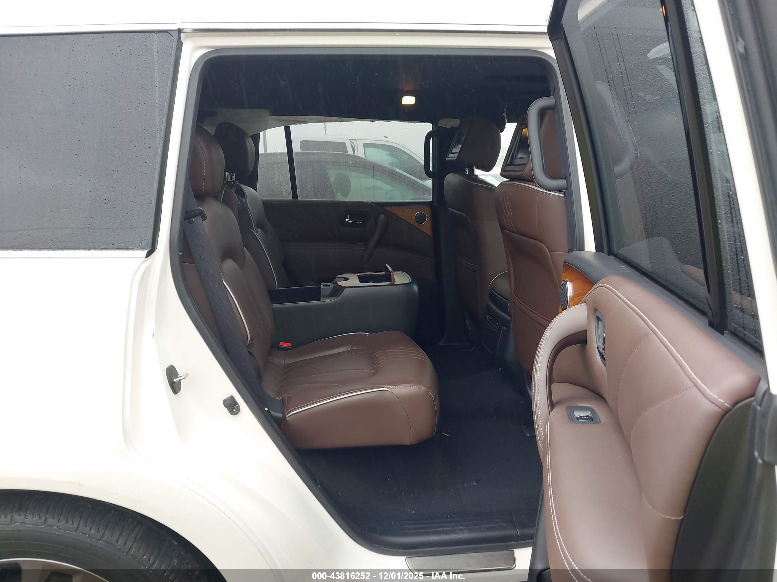 INFINITI QX80 image 8