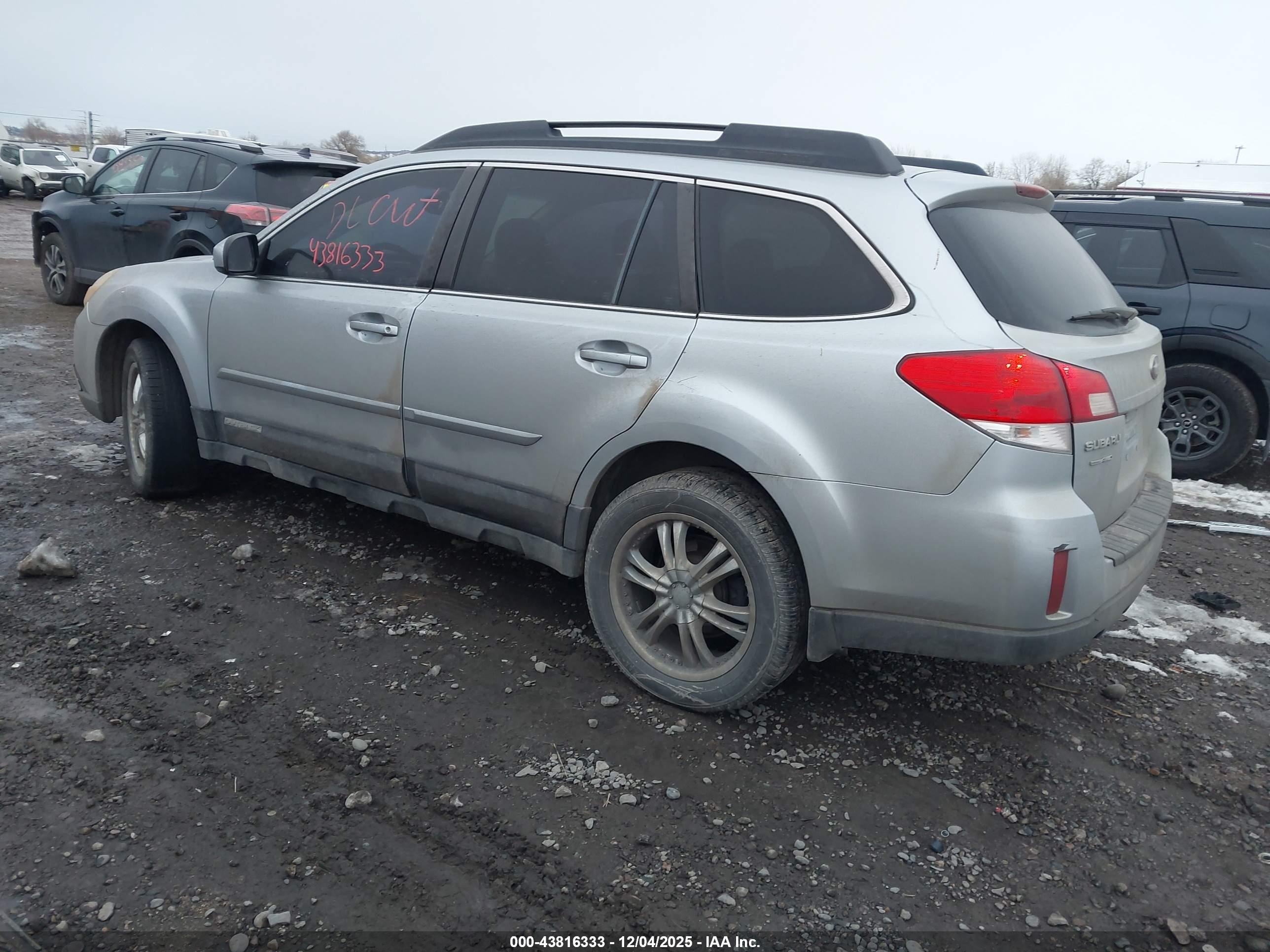 SUBARU OUTBACK image 3
