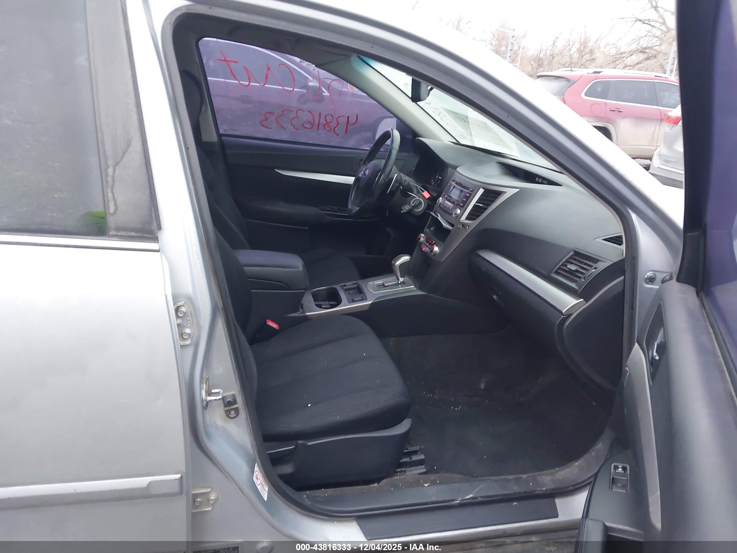 SUBARU OUTBACK image 5