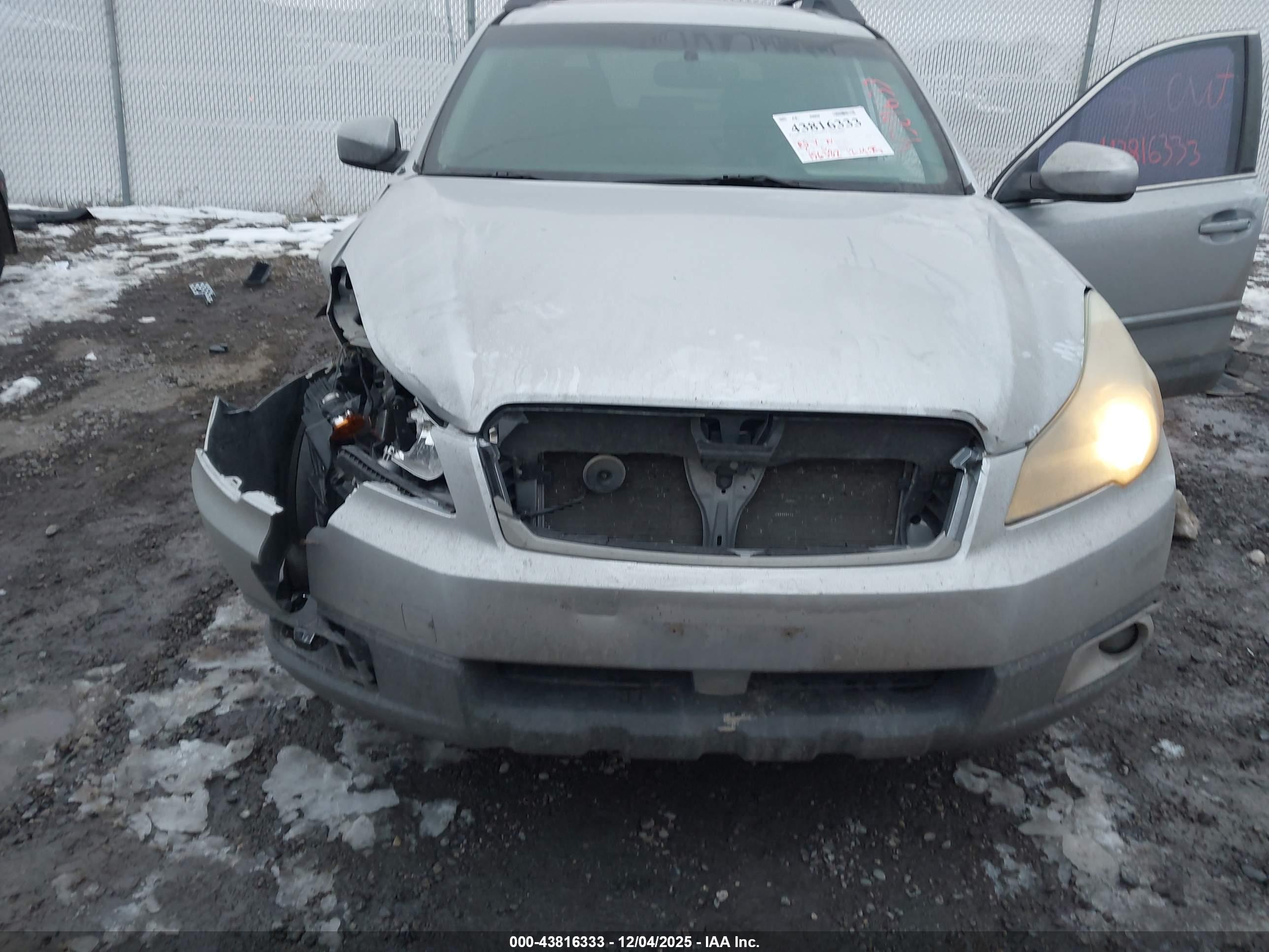 SUBARU OUTBACK image 6