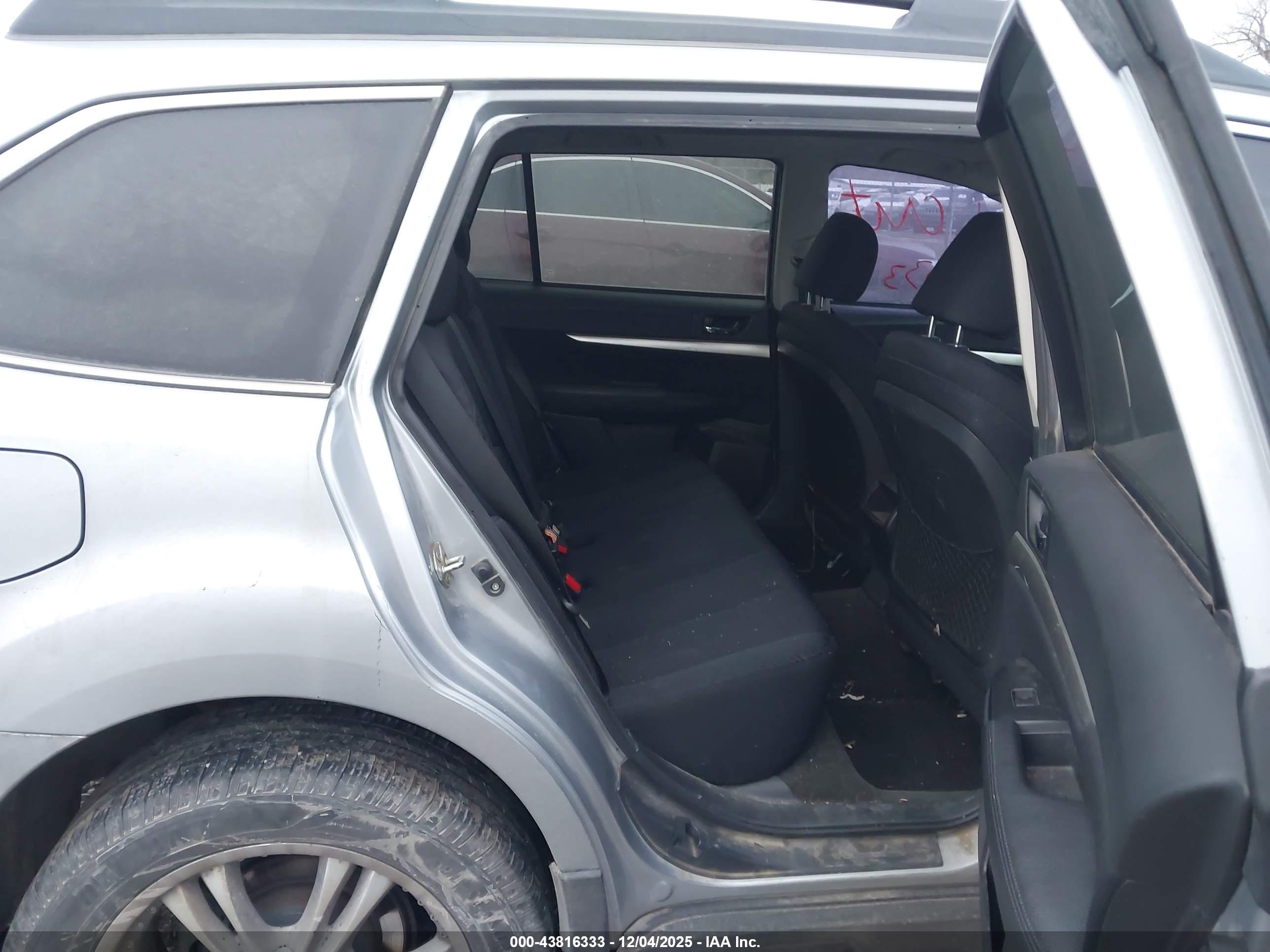 SUBARU OUTBACK image 8