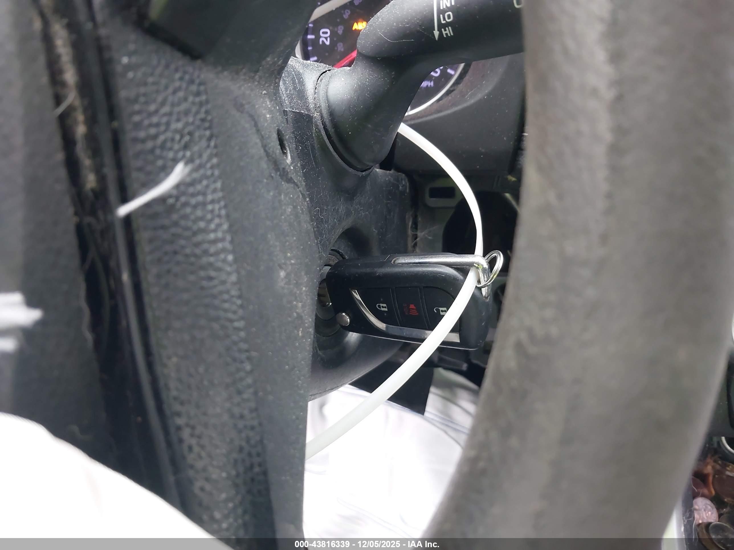 TOYOTA RAV4 image 11