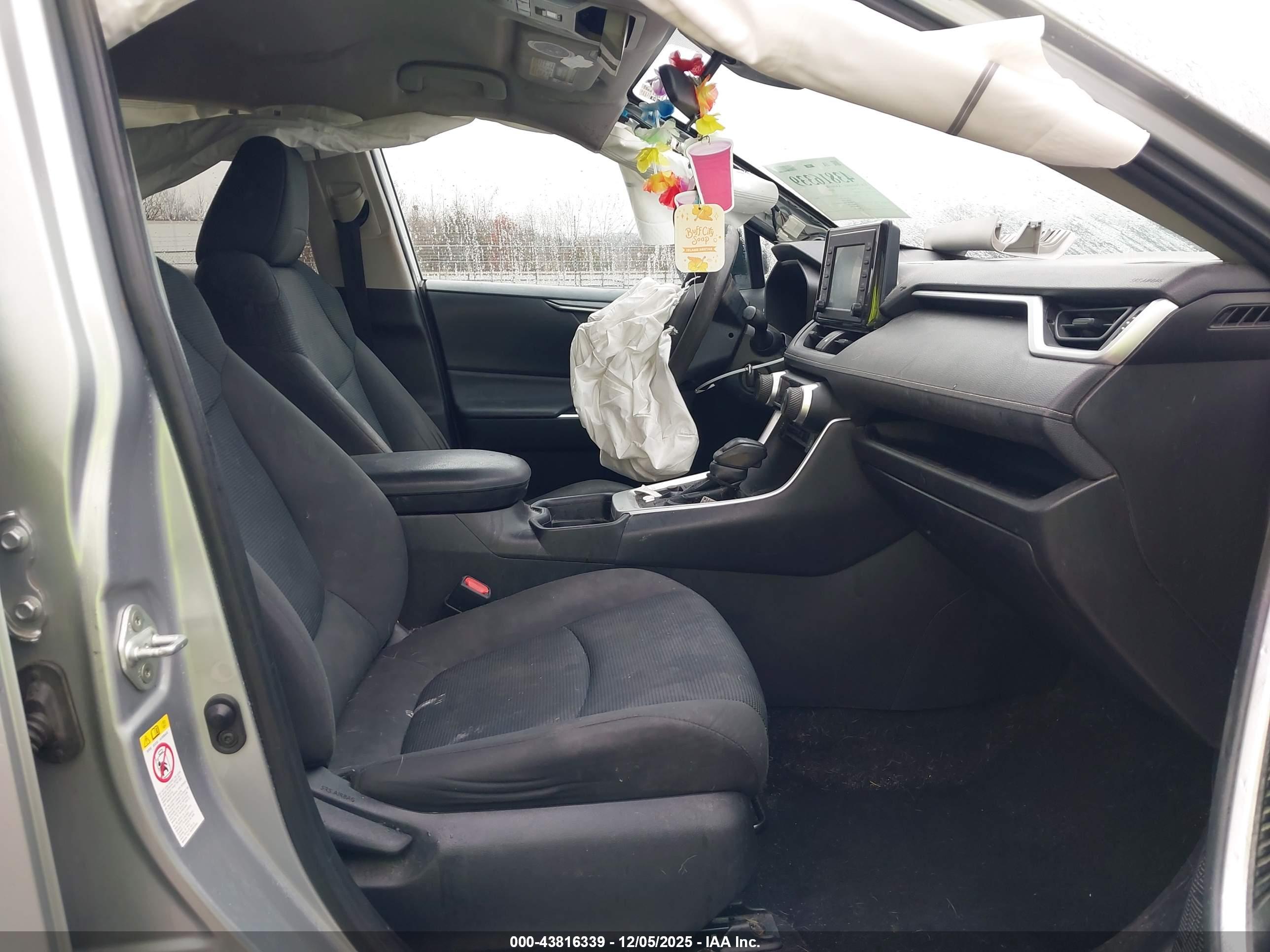 TOYOTA RAV4 image 5