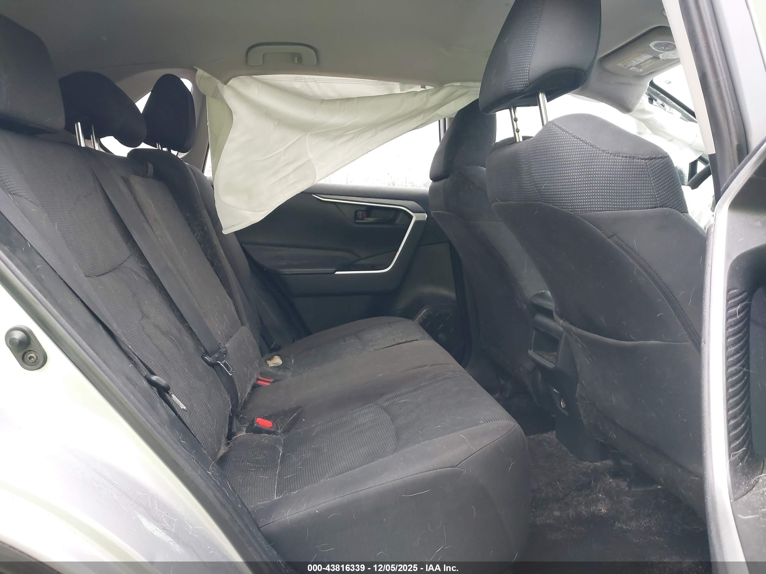 TOYOTA RAV4 image 8