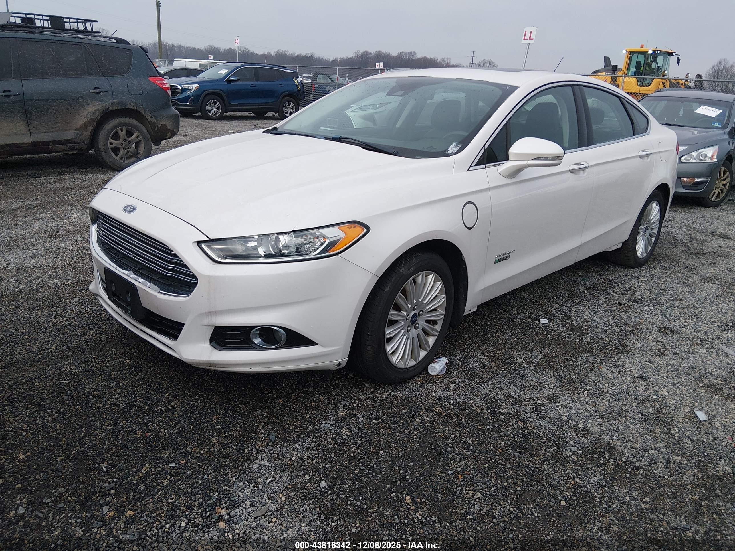 FORD FUSION image 2