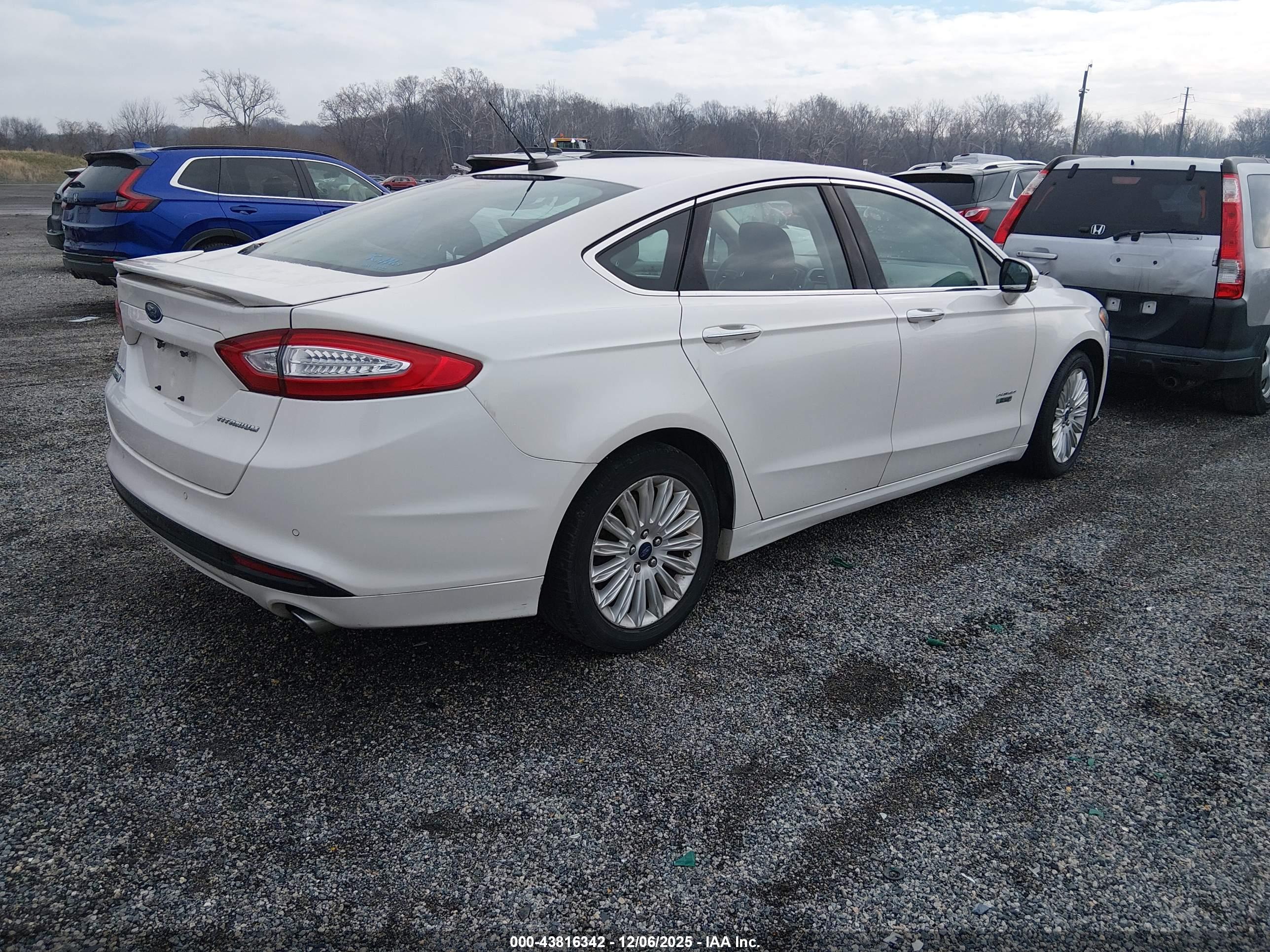 FORD FUSION image 4
