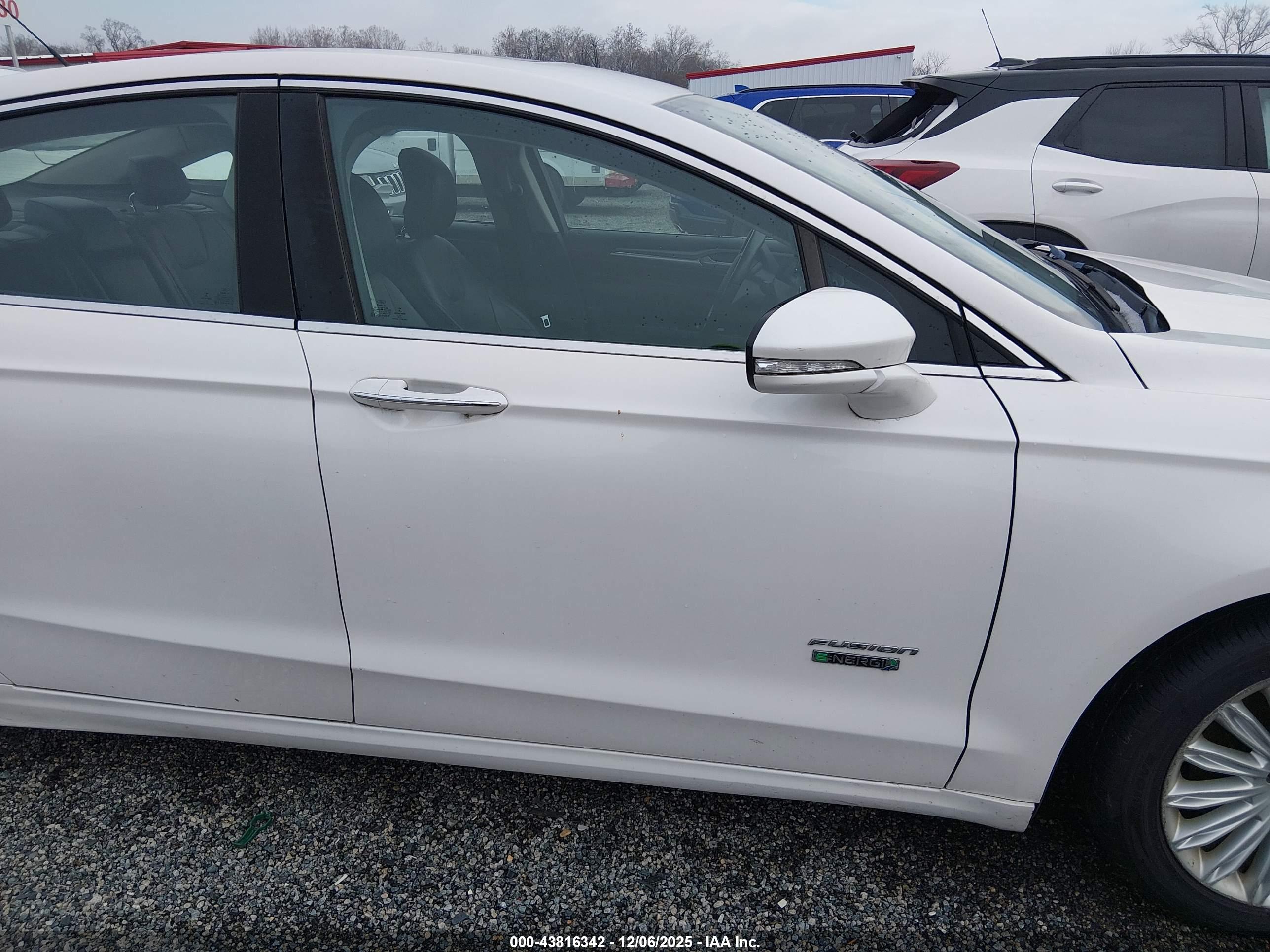 FORD FUSION image 6
