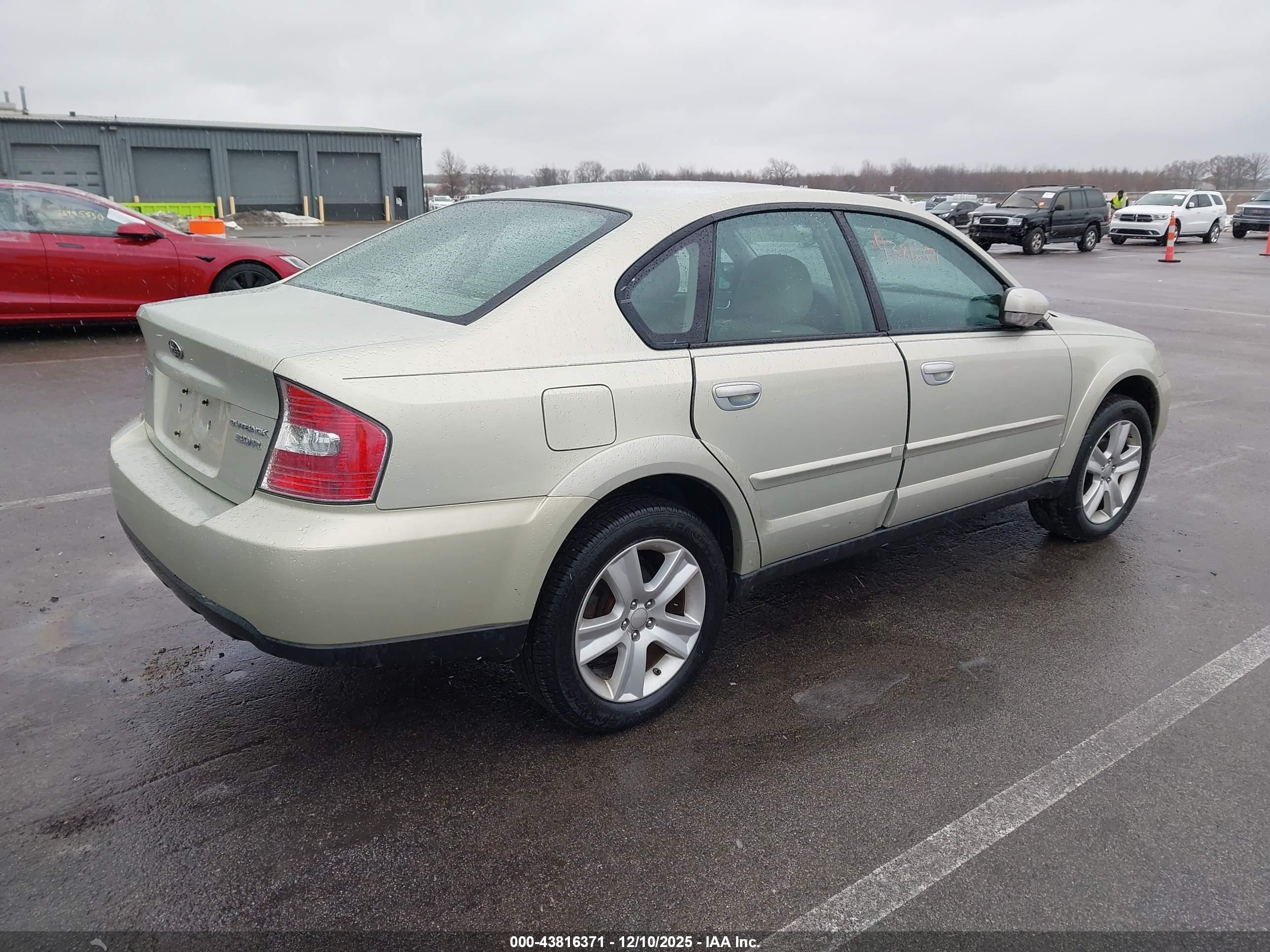SUBARU OUTBACK image 4