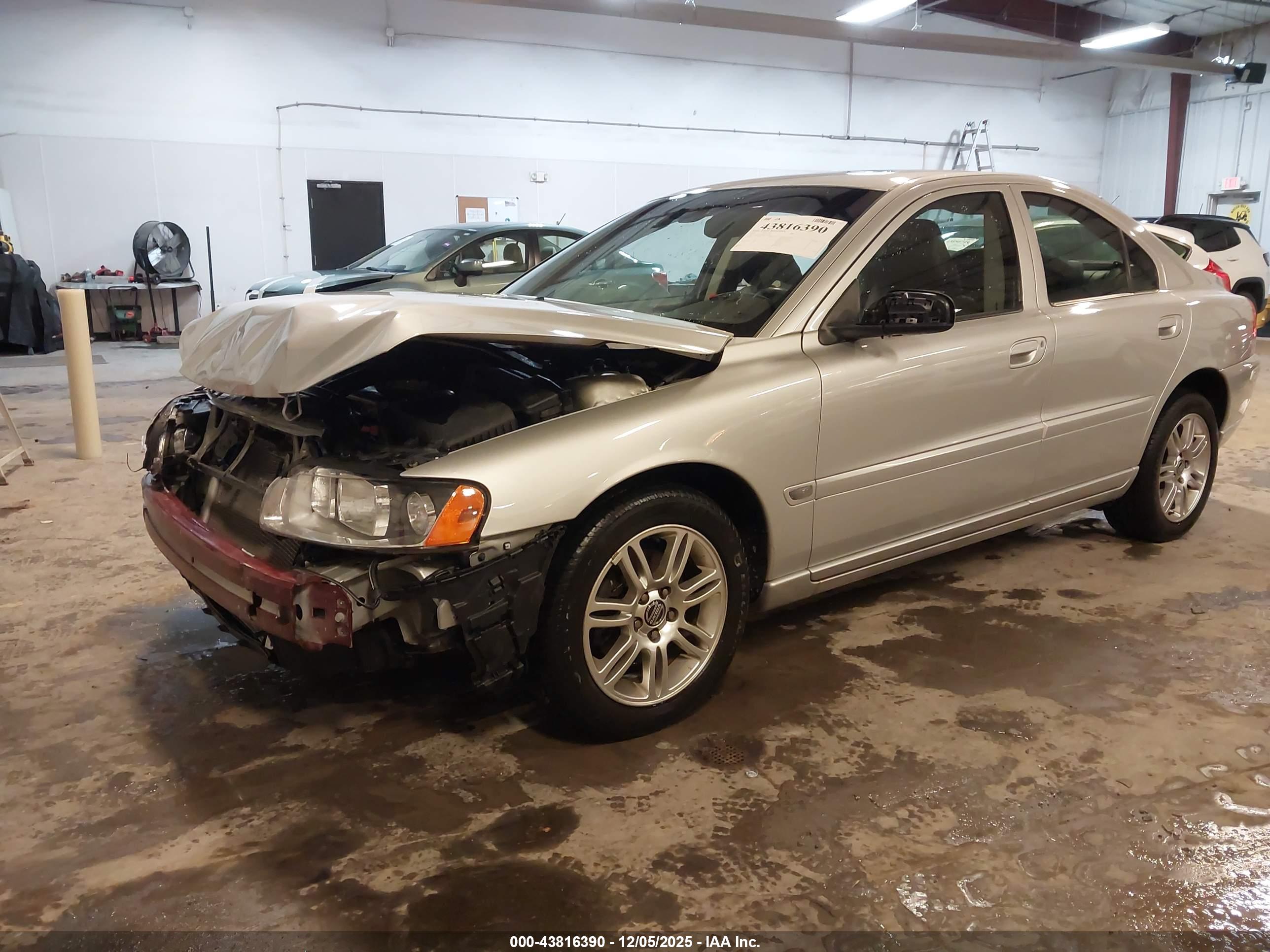 VOLVO S60 image 2