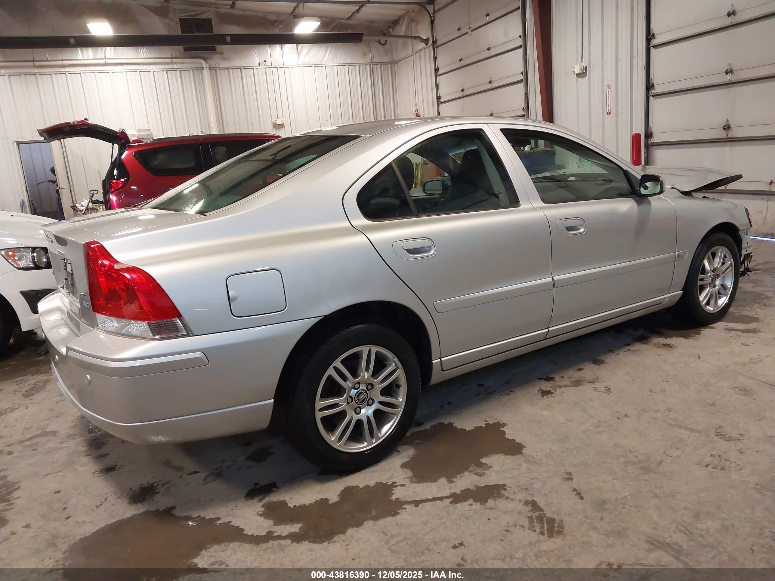 VOLVO S60 image 4