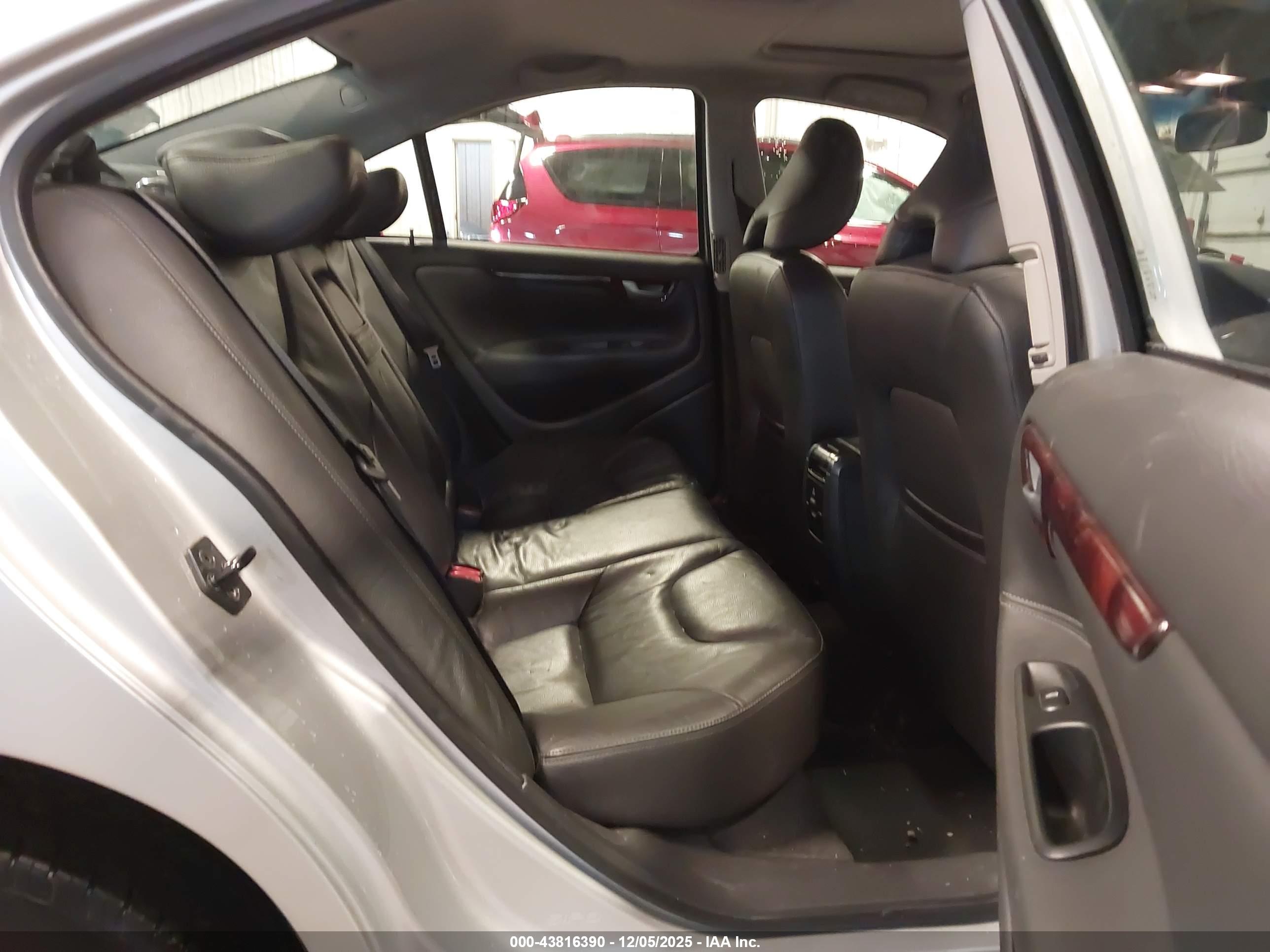 VOLVO S60 image 8