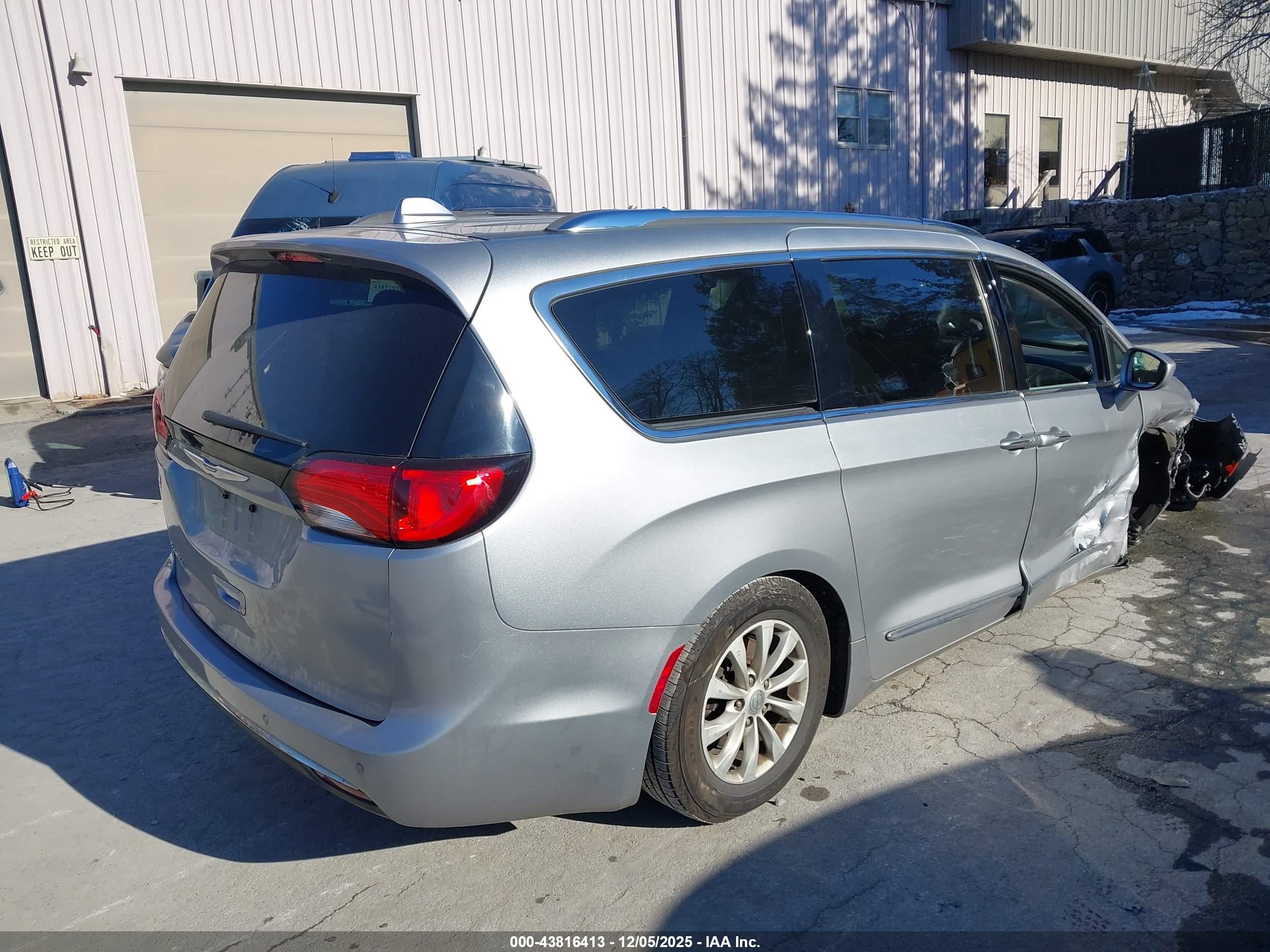 CHRYSLER PACIFICA image 4