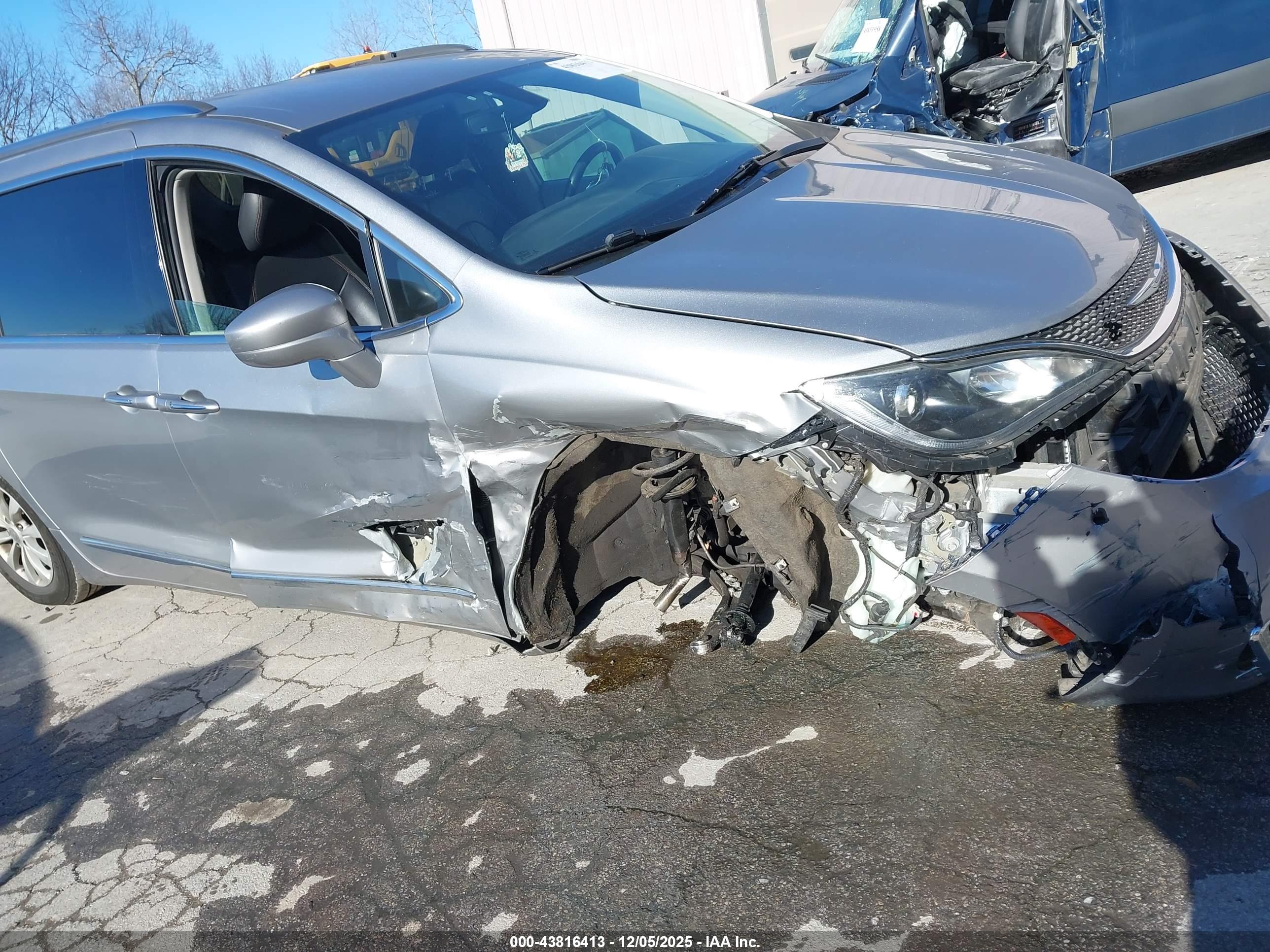 CHRYSLER PACIFICA image 6