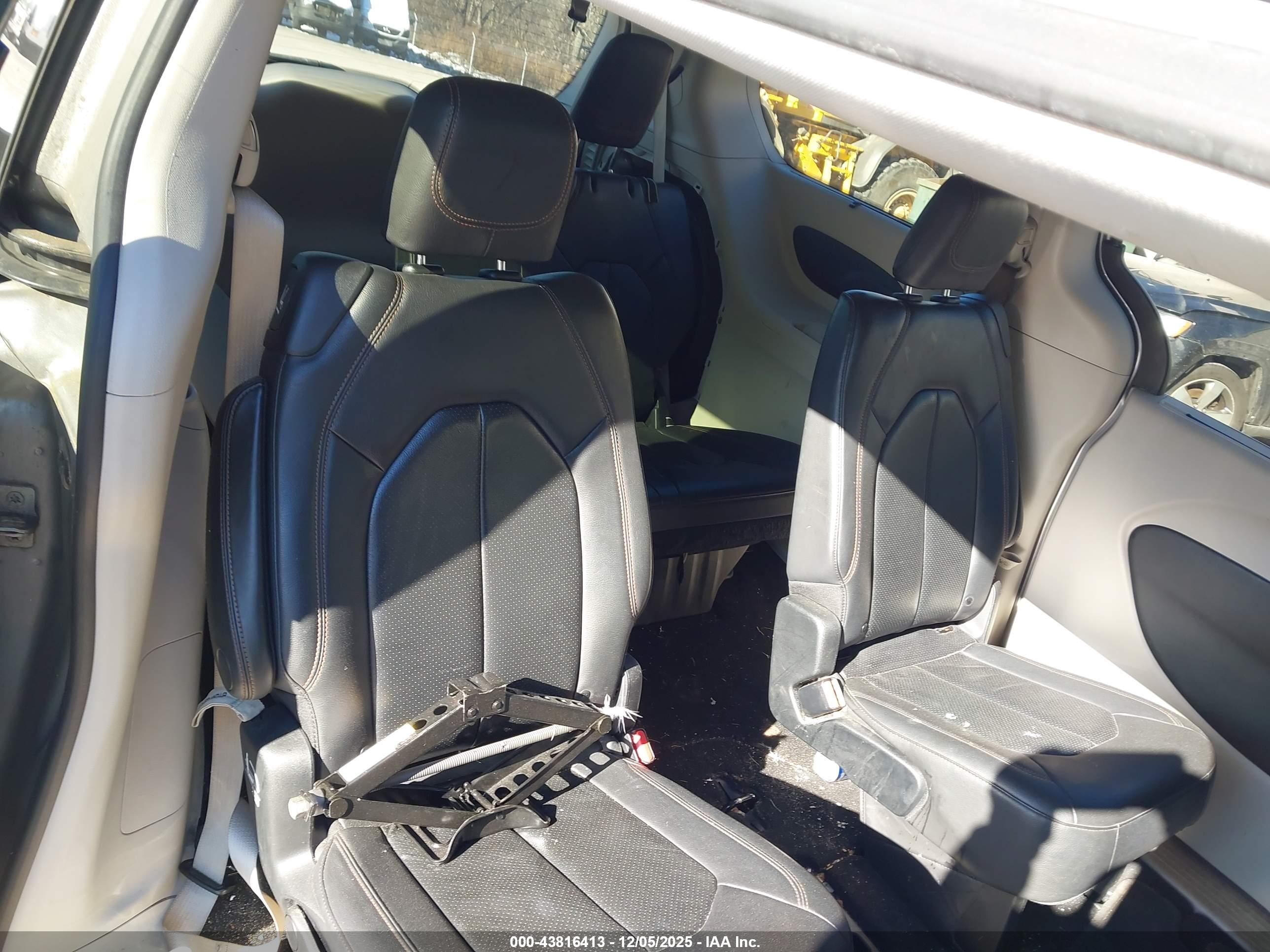 CHRYSLER PACIFICA image 8