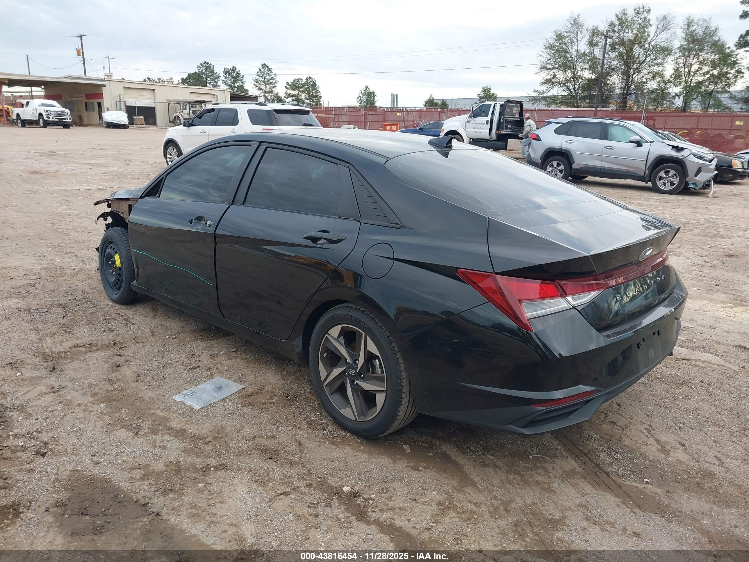 HYUNDAI ELANTRA image 3