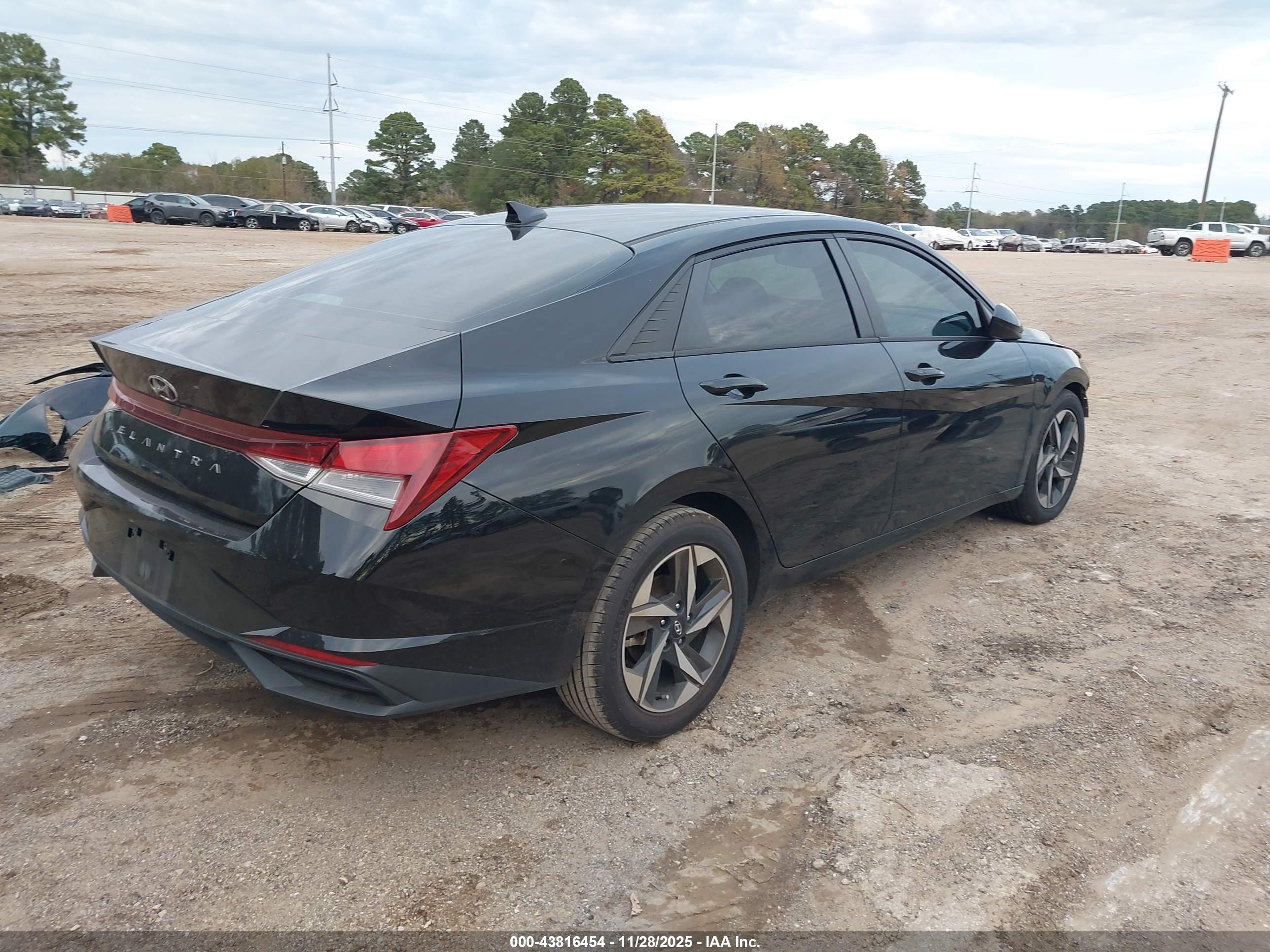 HYUNDAI ELANTRA image 4