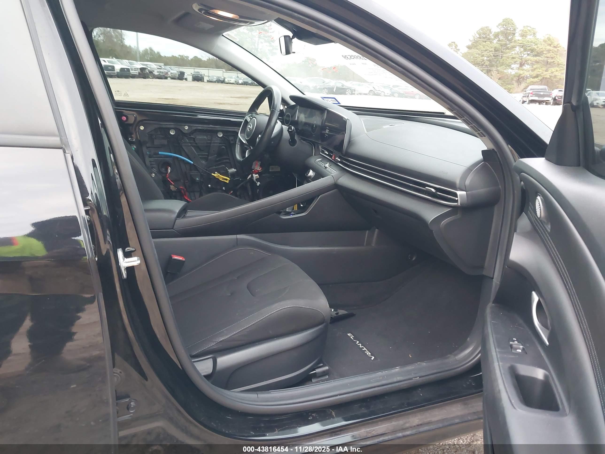 HYUNDAI ELANTRA image 5