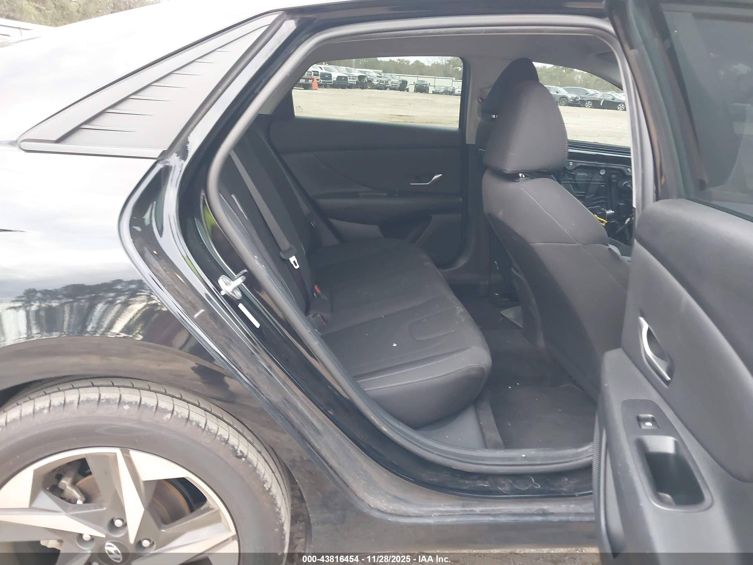 HYUNDAI ELANTRA image 8
