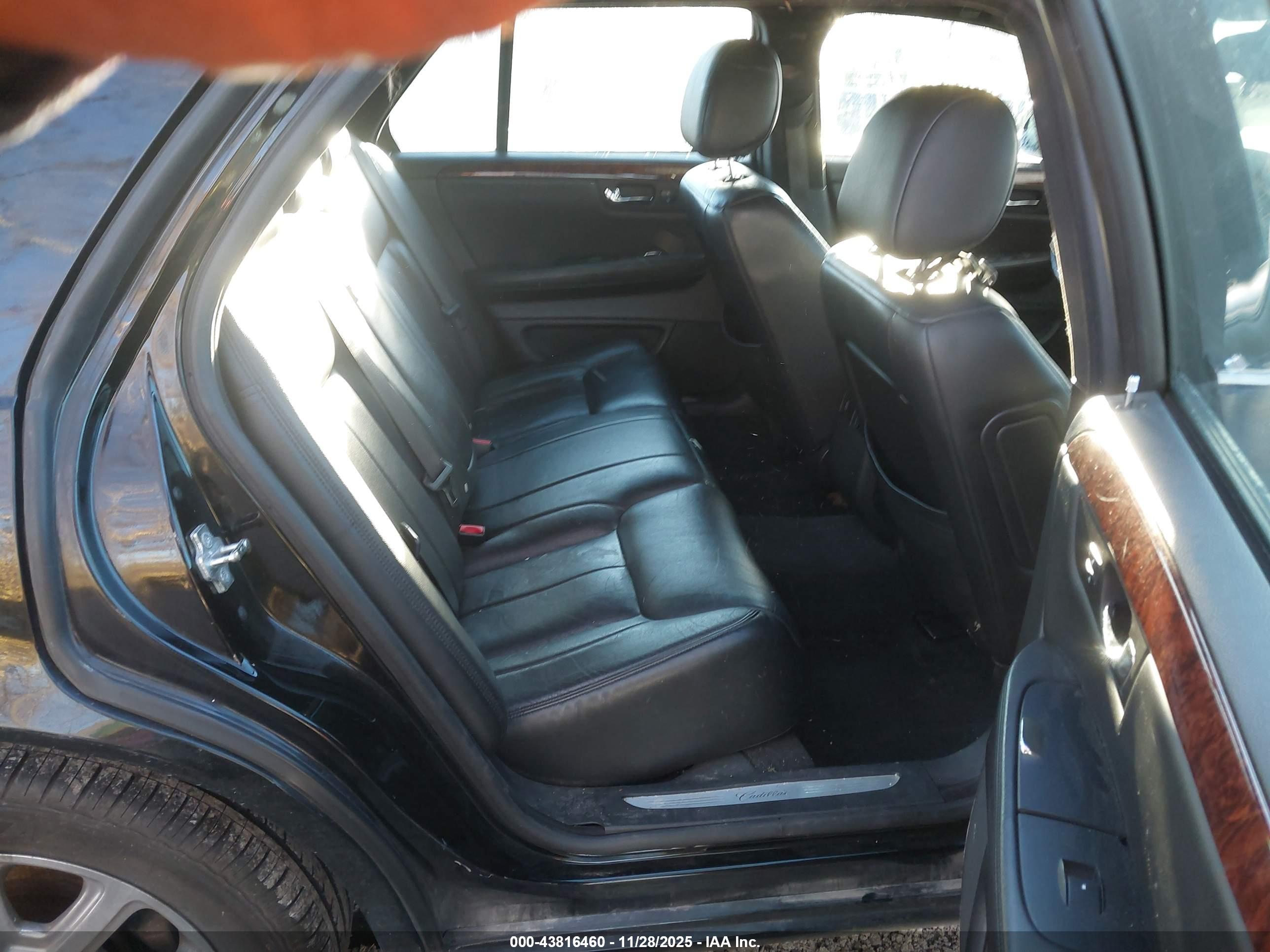 CADILLAC DTS image 8
