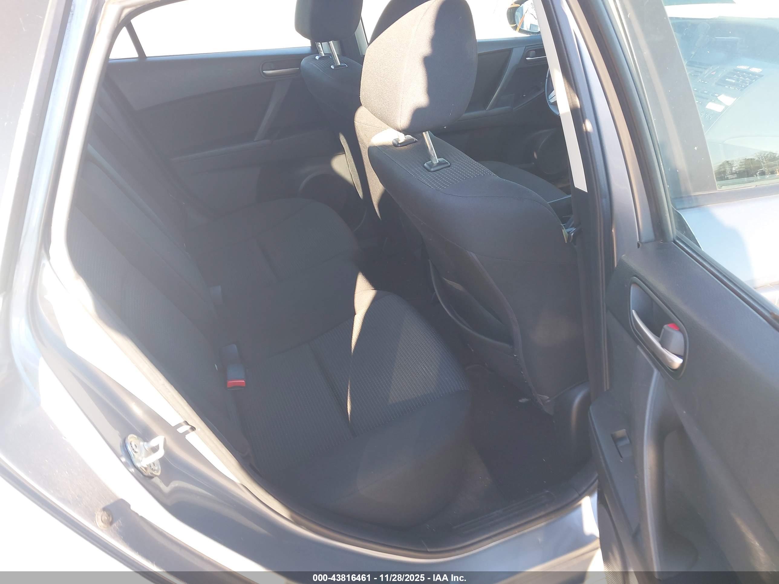 MAZDA MAZDA3 image 8