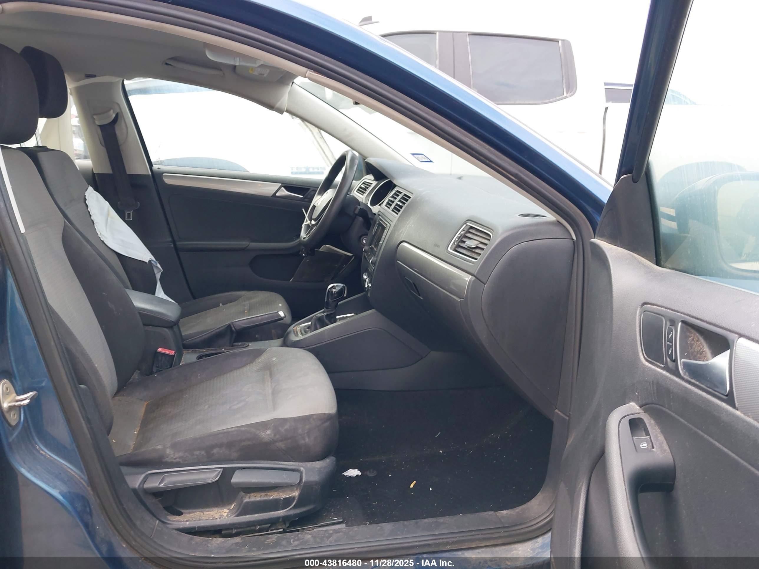 VOLKSWAGEN JETTA image 5