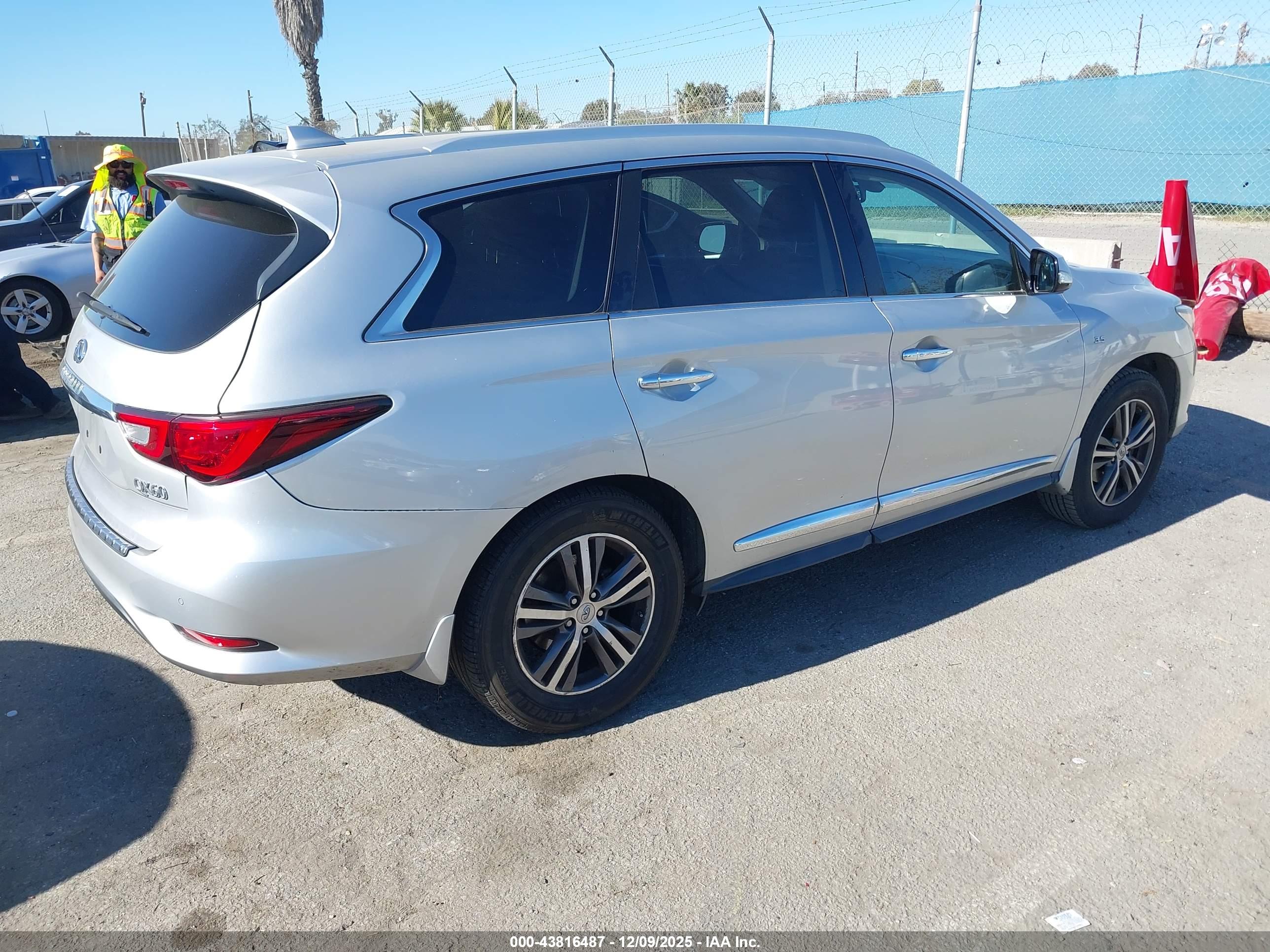 INFINITI QX60 image 4