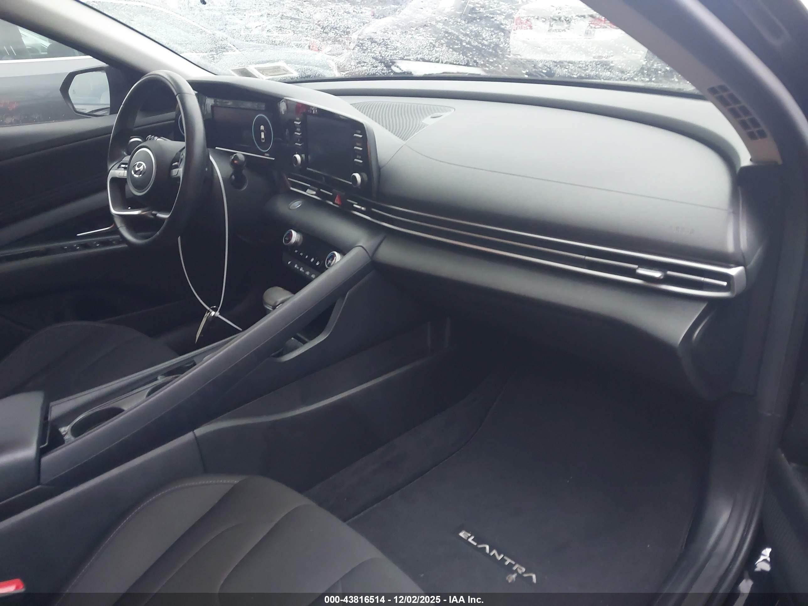 HYUNDAI ELANTRA image 5