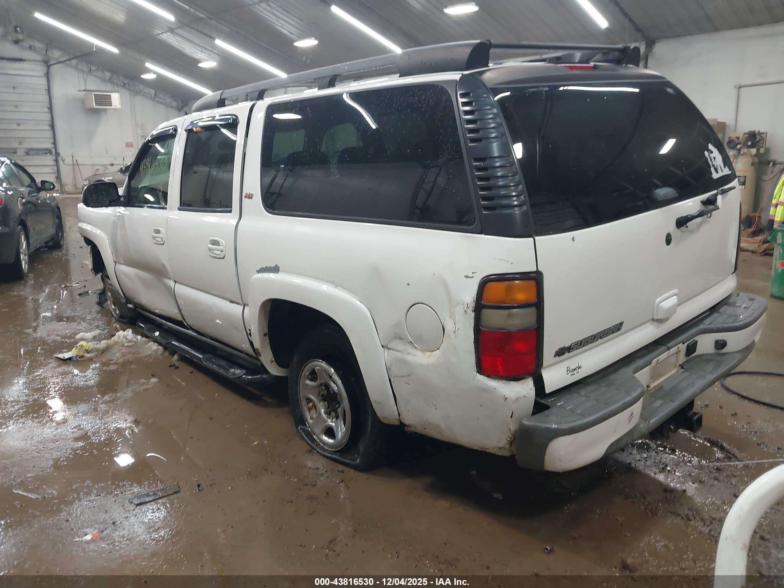 CHEVROLET SUBURBAN image 3